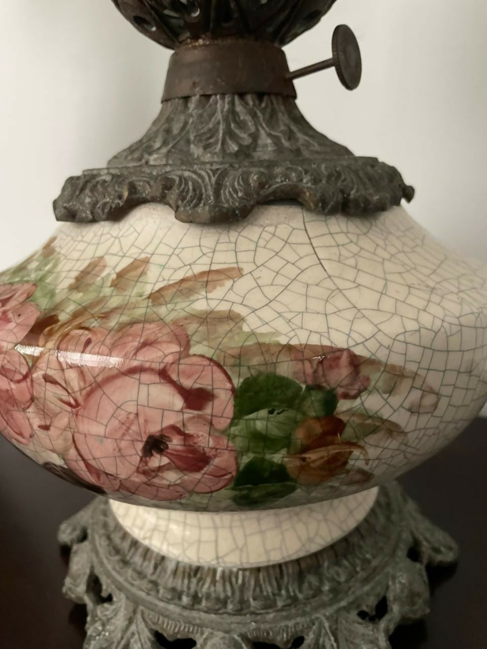 Abajur Pata Choca em Bronze e Porcelana Floral (50cm)