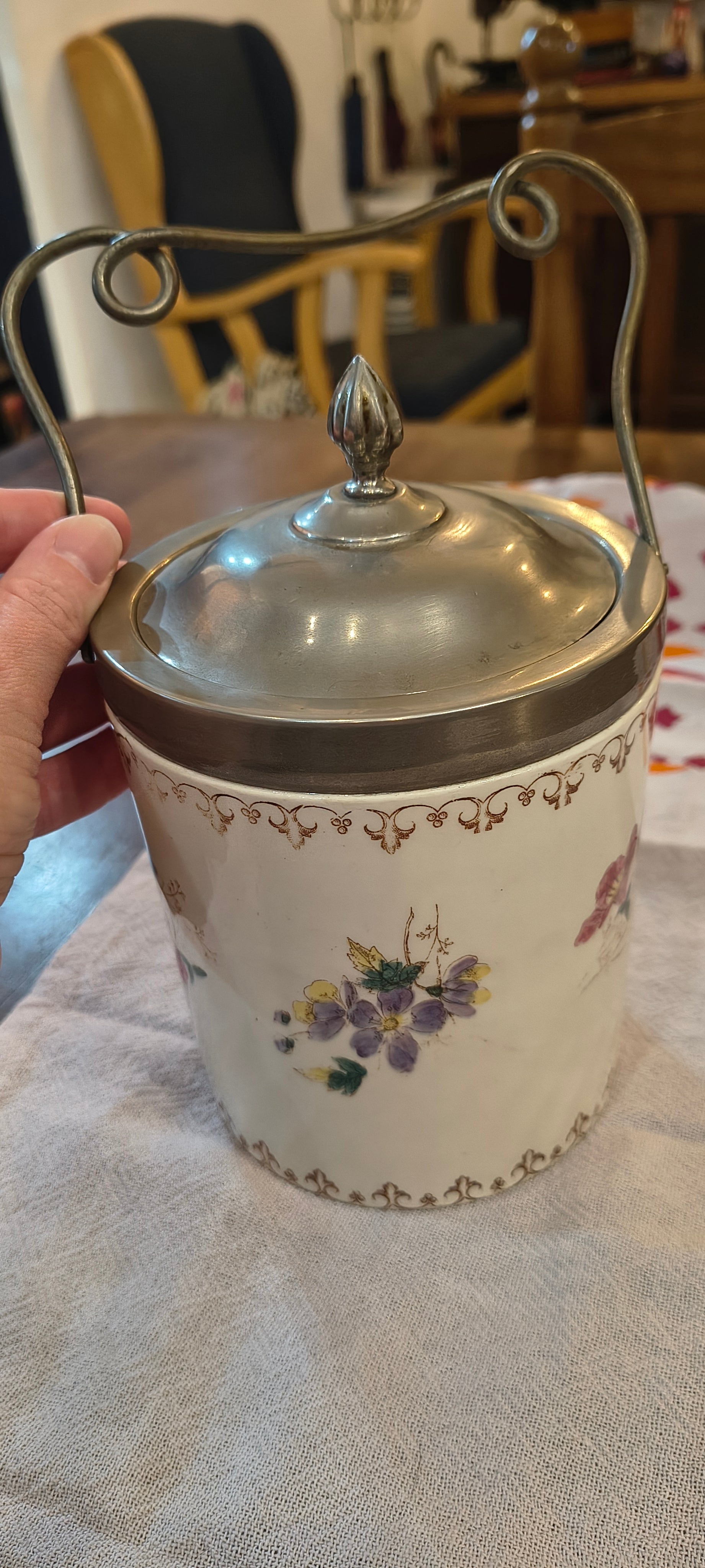 Biscoteira de cerâmica portuguesa com pintura floral e tampo em metal 