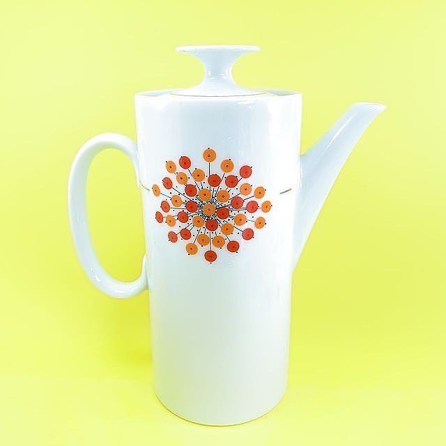 Jogo de chá Porcelana Renner com motivos em laranja e vermelho 