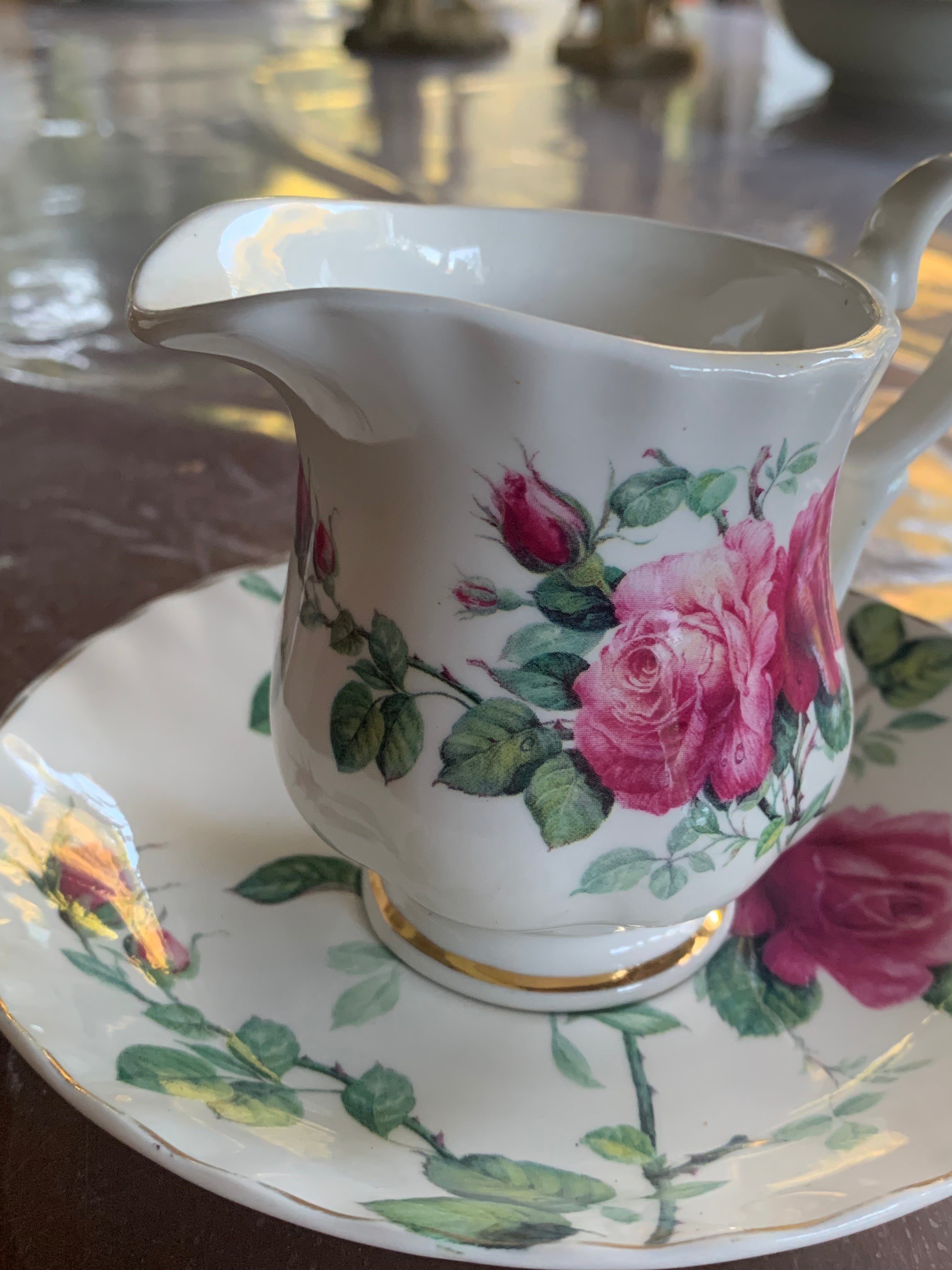 Delicado conjunto em faiança inglesa Roy Kirkham com Rosas 