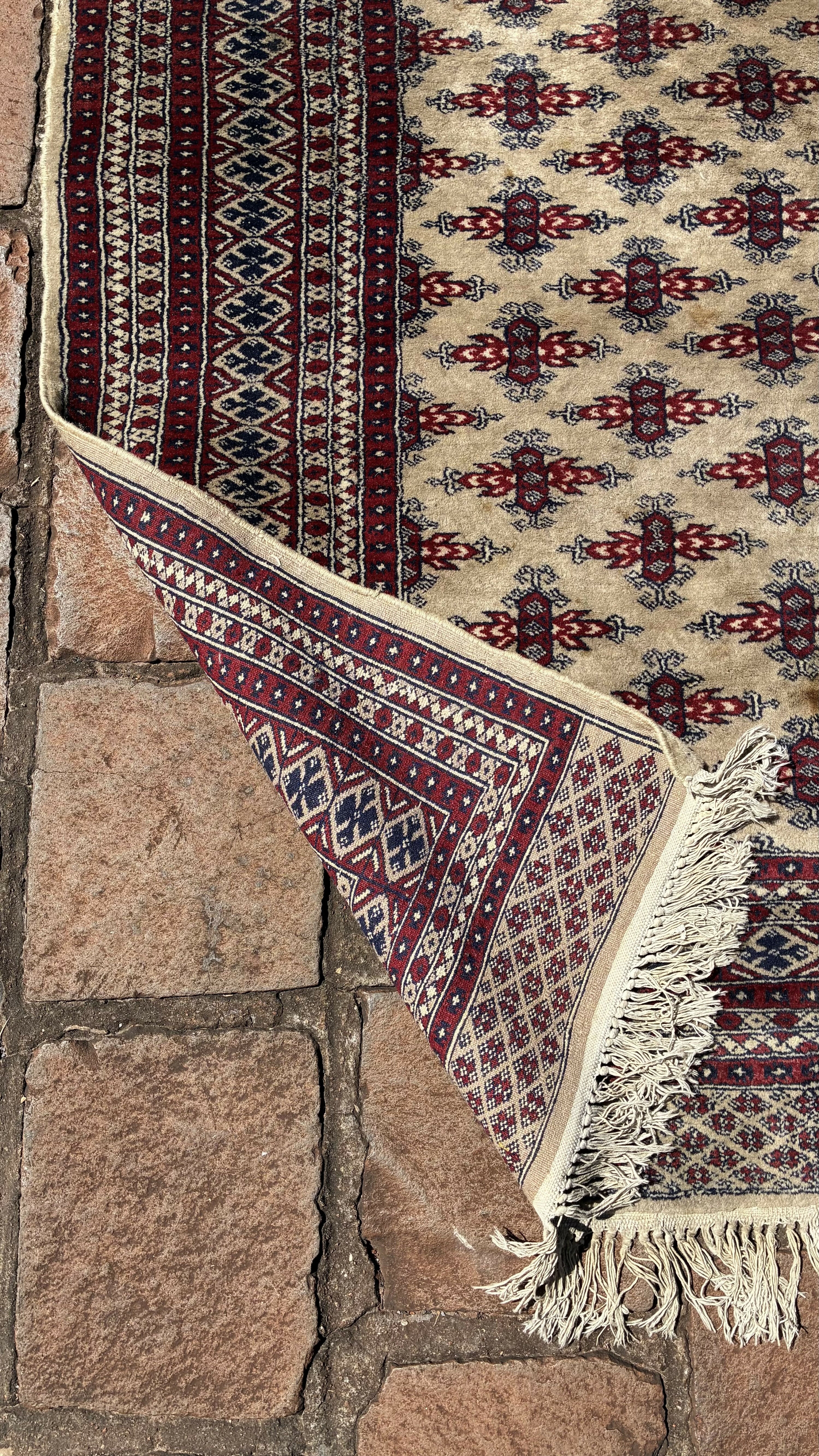 TAPETE ANTIGO com padrões geométricos em tons de vinho