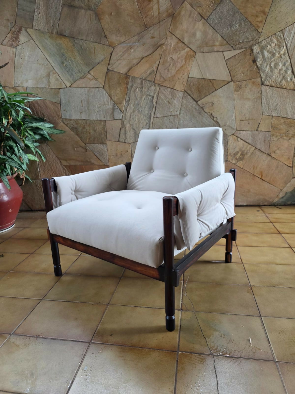 Poltrona de Michael Arnold em jacarandá maciço Design brasileiro dos anos 70