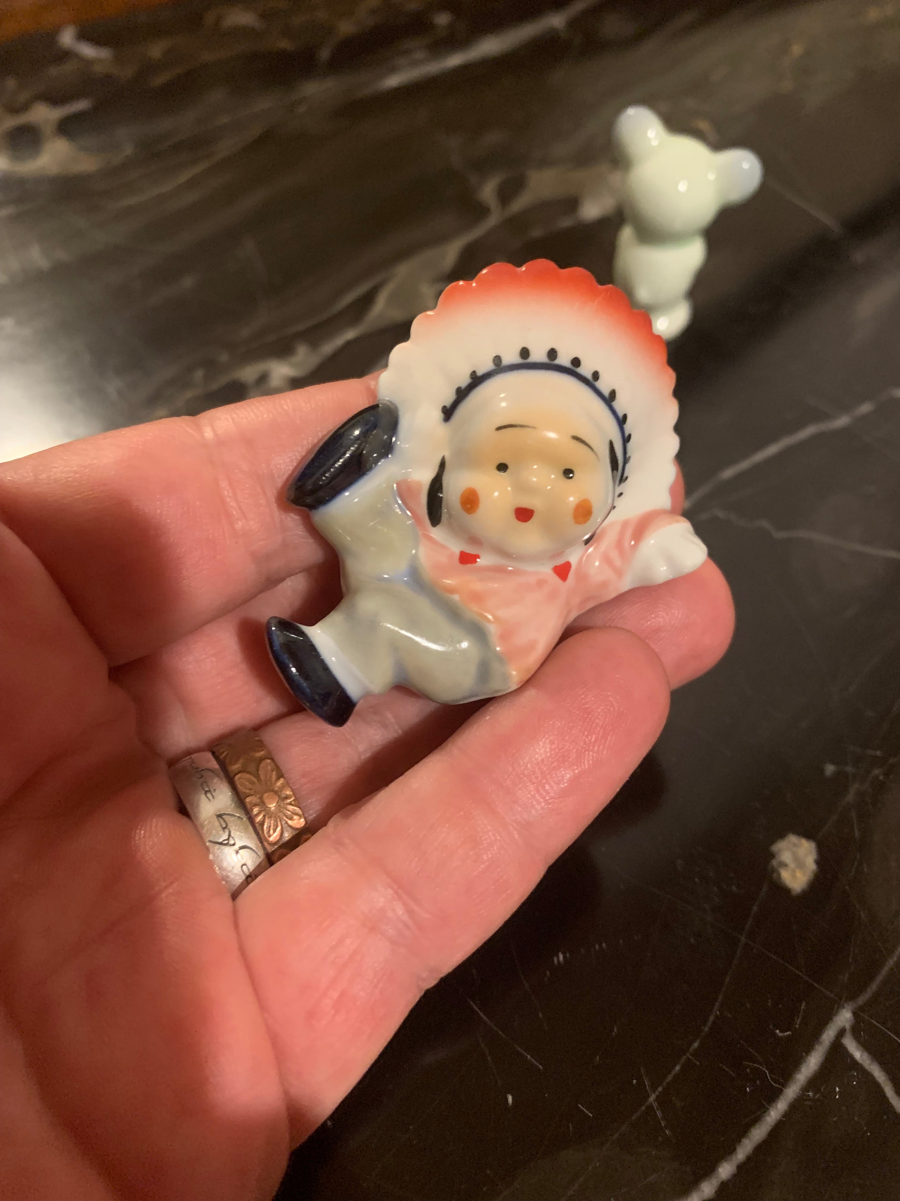 Bibelots em porcelana, provavelmente alemães, de delicadeza ímpar