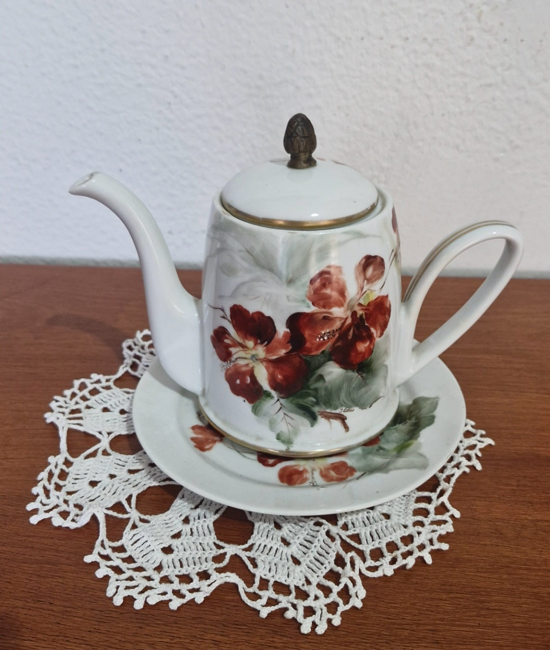 Bule para chá ou café com flores vermelhas