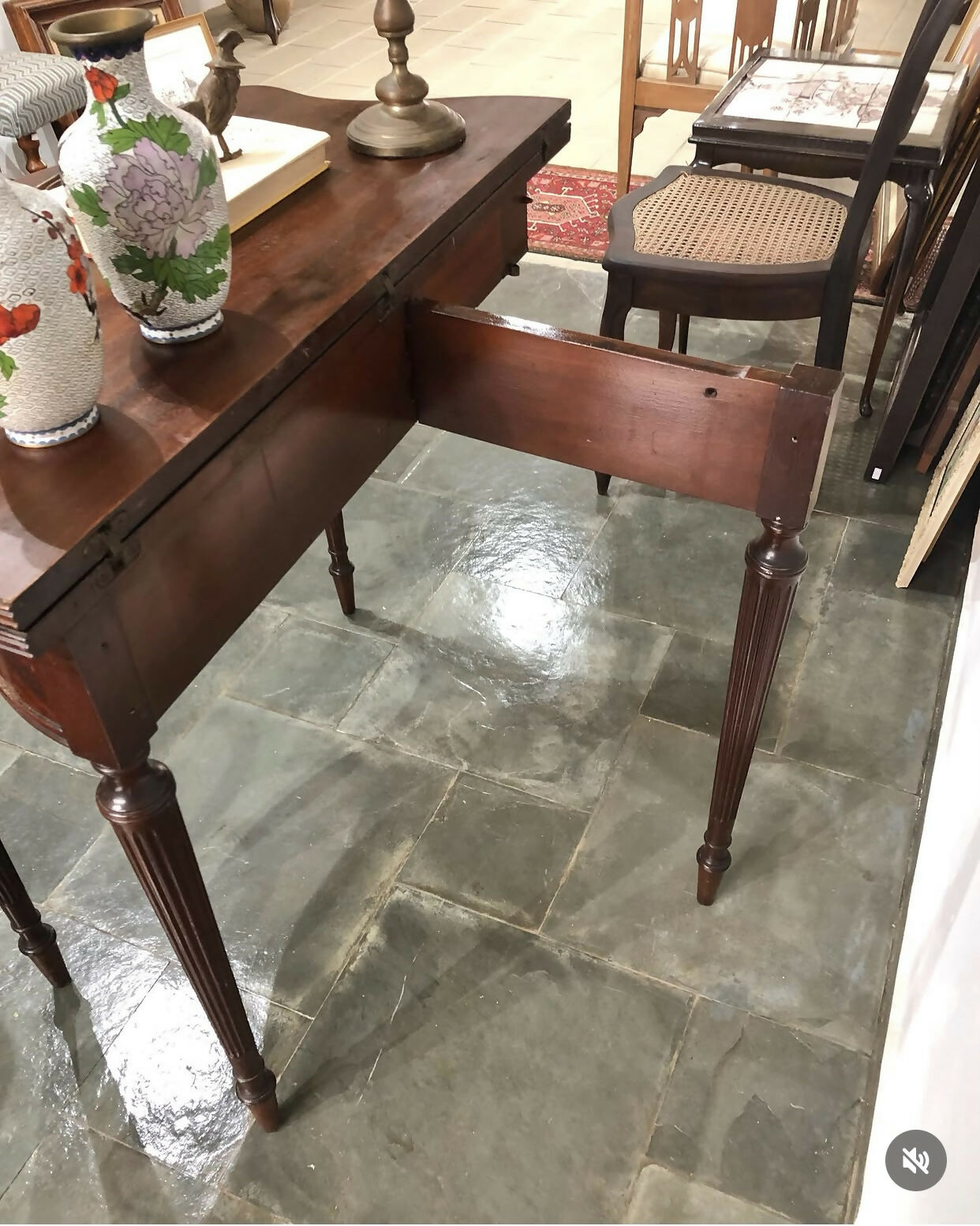 Mesa aparador estilo Luís XVI com tampo dobrável e reversível para mesa de apoio