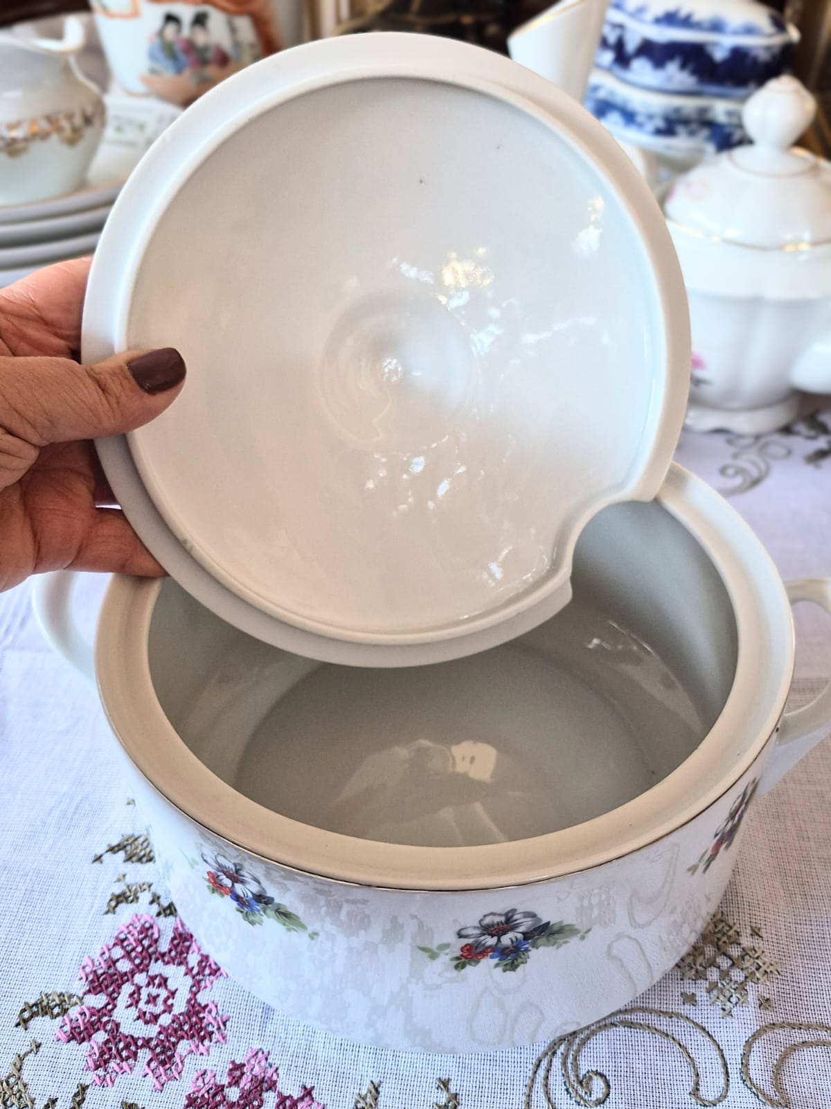  Sopeira linda, com floral delicado, em porcelana vintage nacional Real. Perfeito estado.