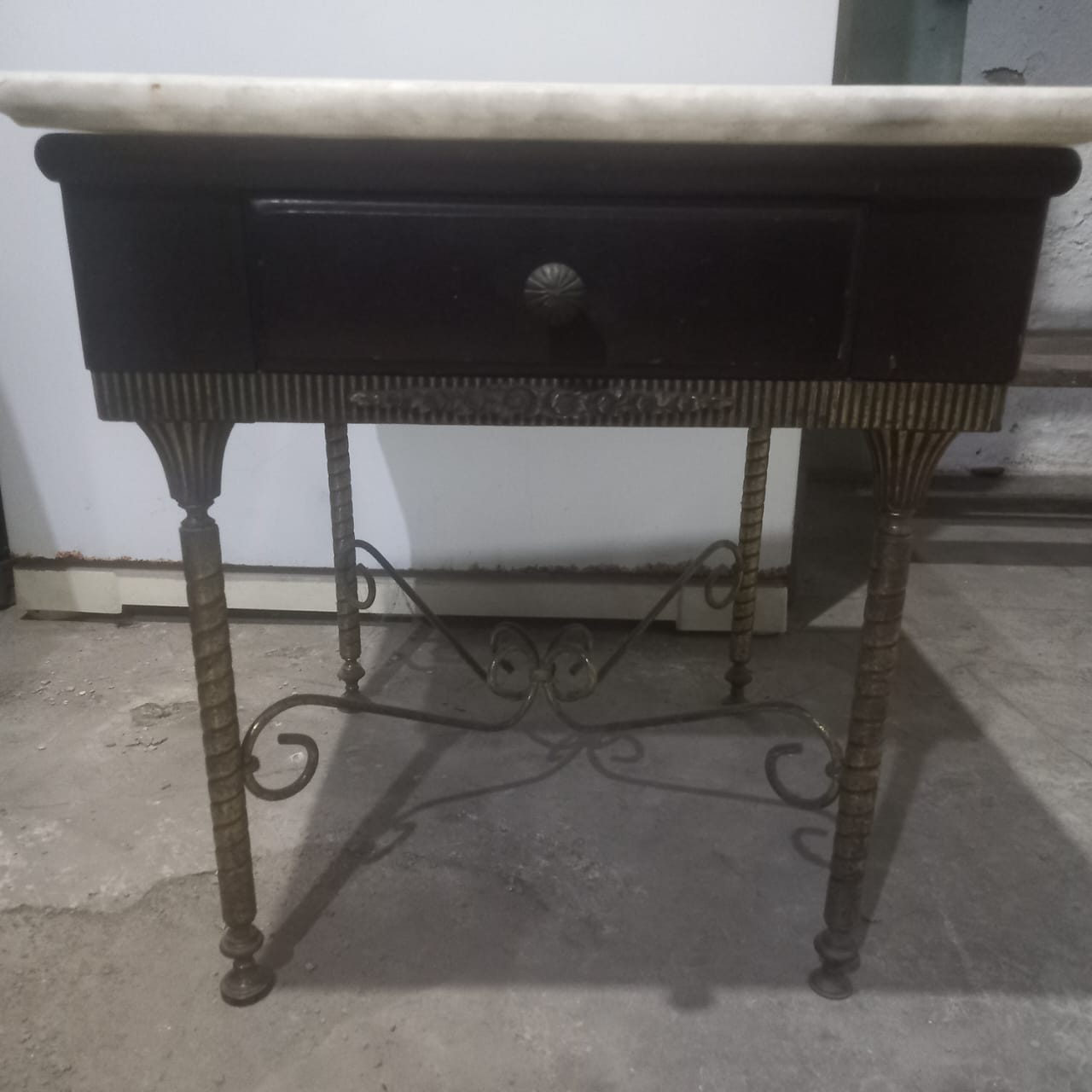 Mesa de cabeceira preta com pés em ferro e tampo em pedra 