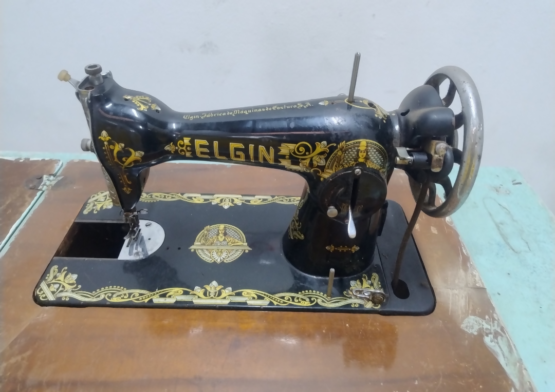 Máquina de Costura Elgin Antiga com Mesa