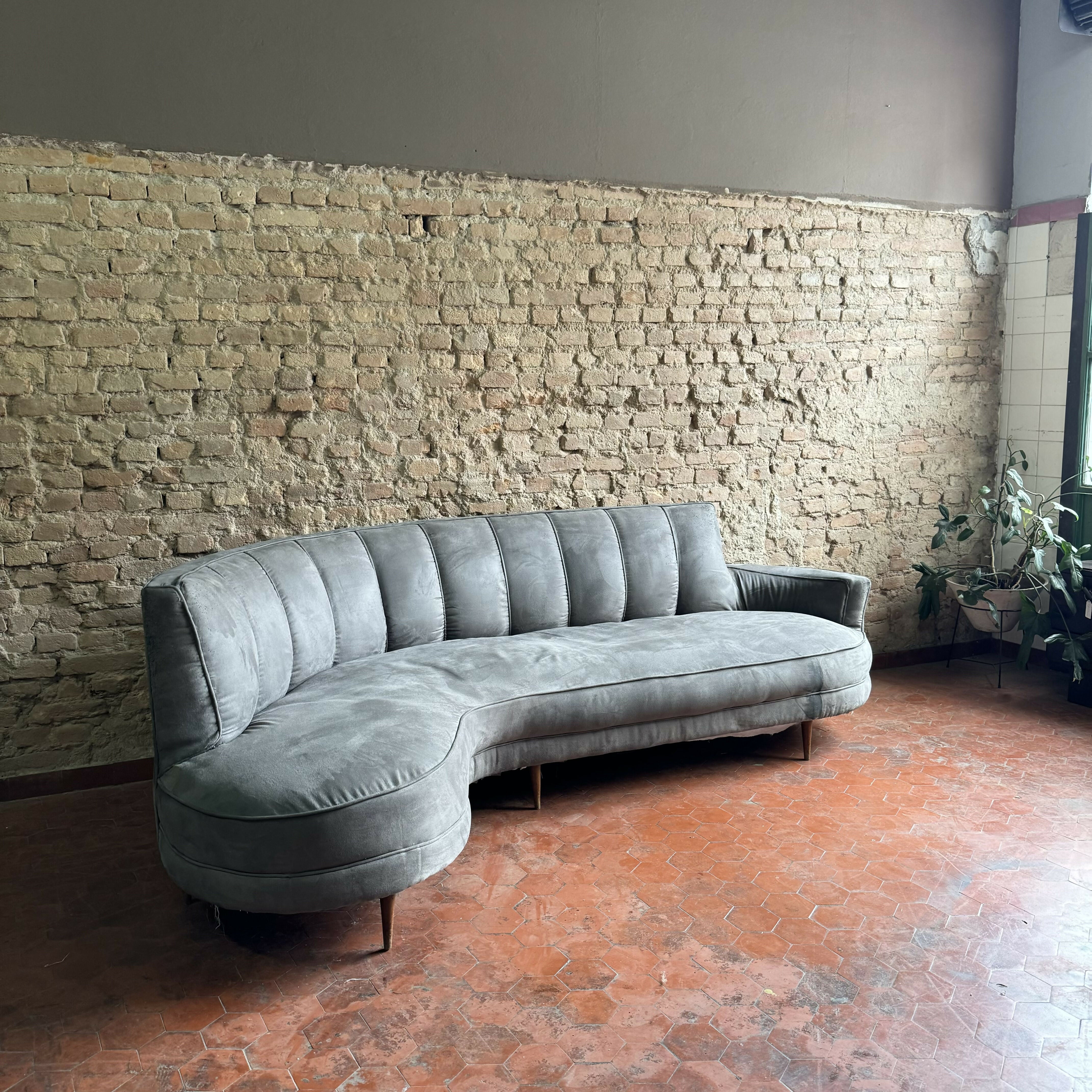 Sofá feijão anos 50 em suede cinza