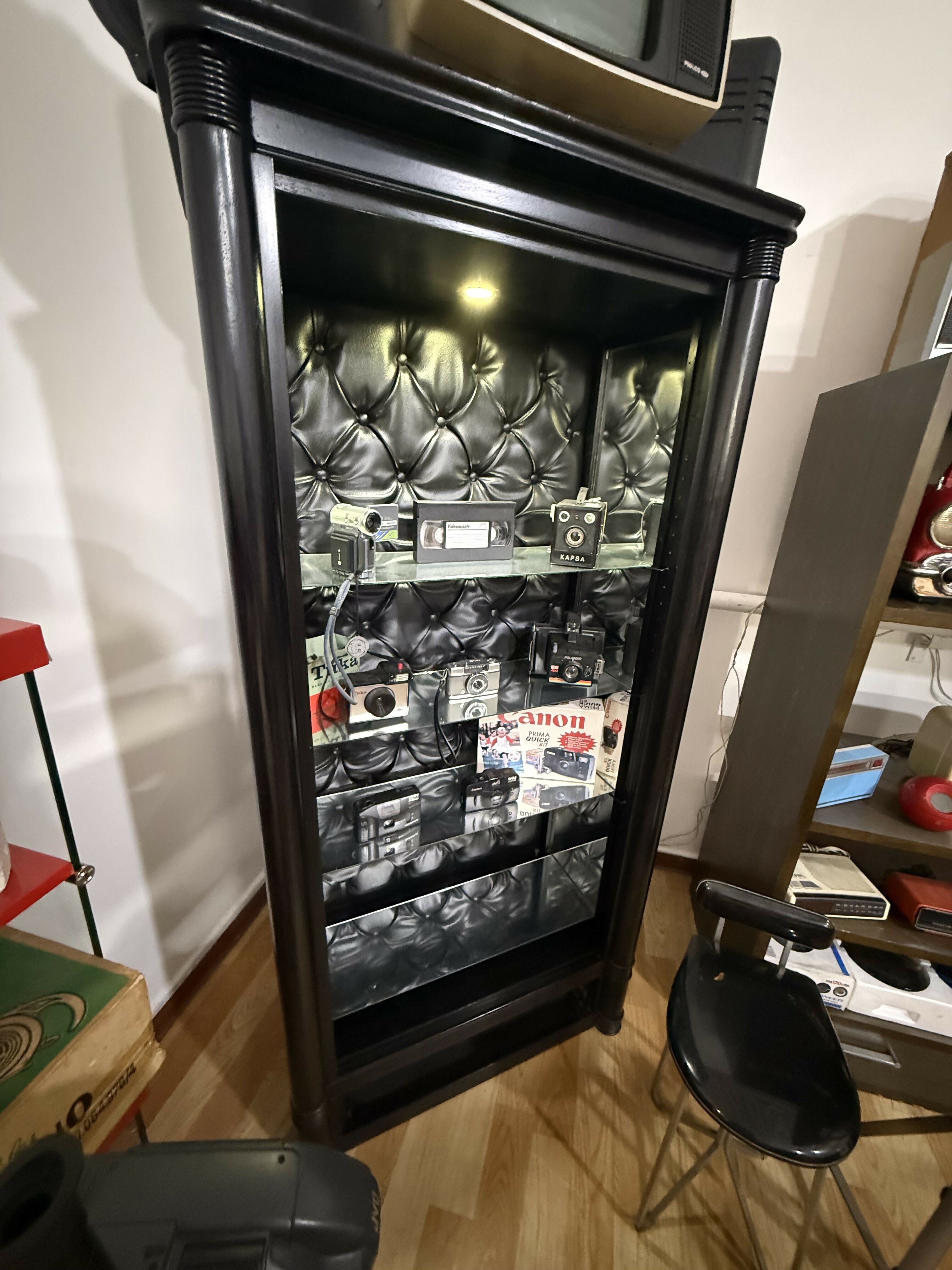 Móvel Antigo em Madeira Maciça – Customizado | Vitrine Iluminada de Destaque