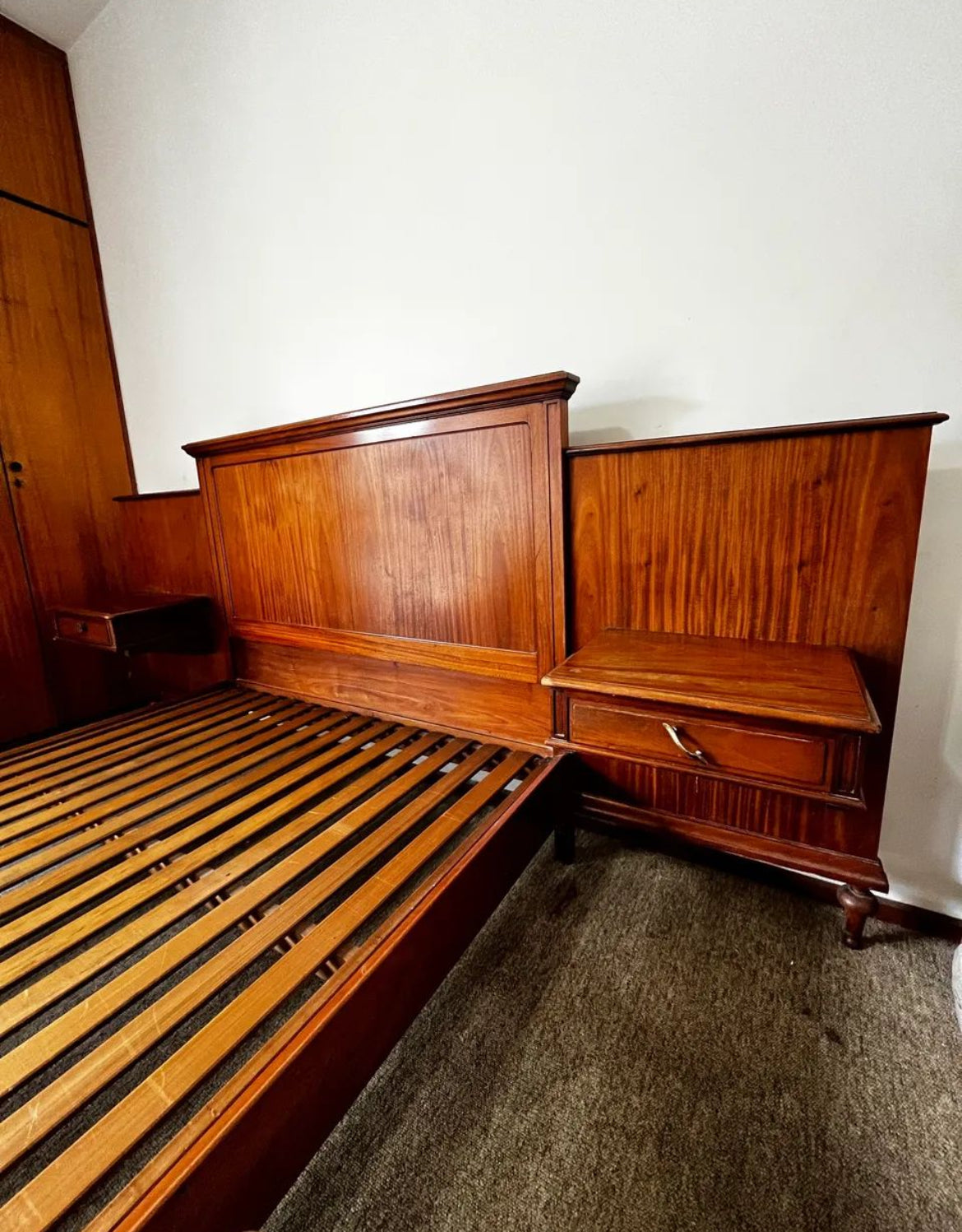 Cama de casal vintage com mesa de cabeceira removível em madeira maciça - anos 50