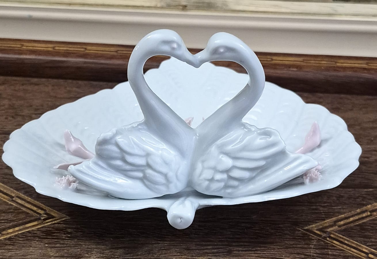 Fofíssimo e muito romântico porta-alianças ou pinga-joias em porcelana italiana Nuova Capodimonte,  em perfeitissimo estado. Em formato de 2 cisnes e flores. Uma graça!