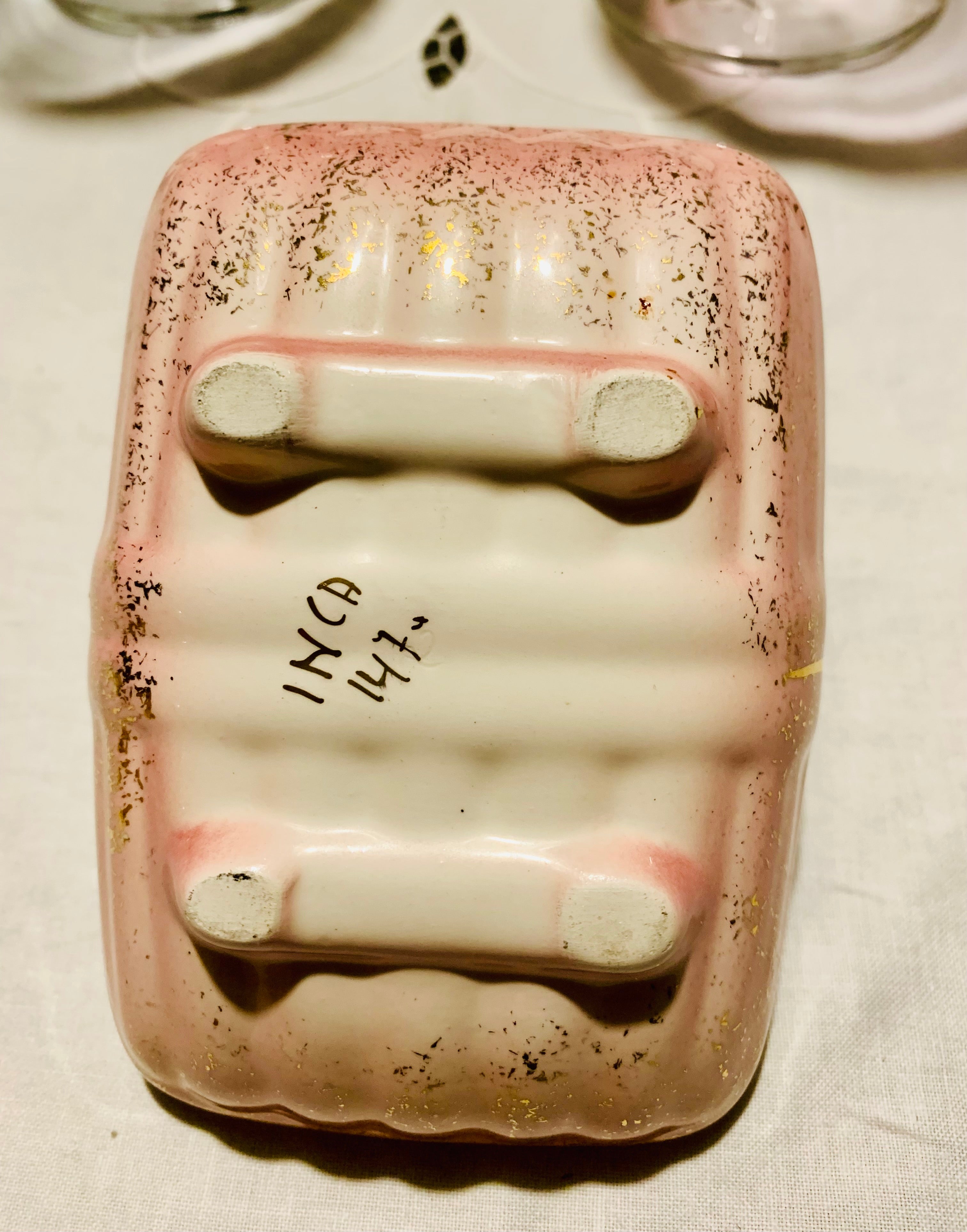Linda e delicada cestinha em porcelana assinada com detalhes dourados 
