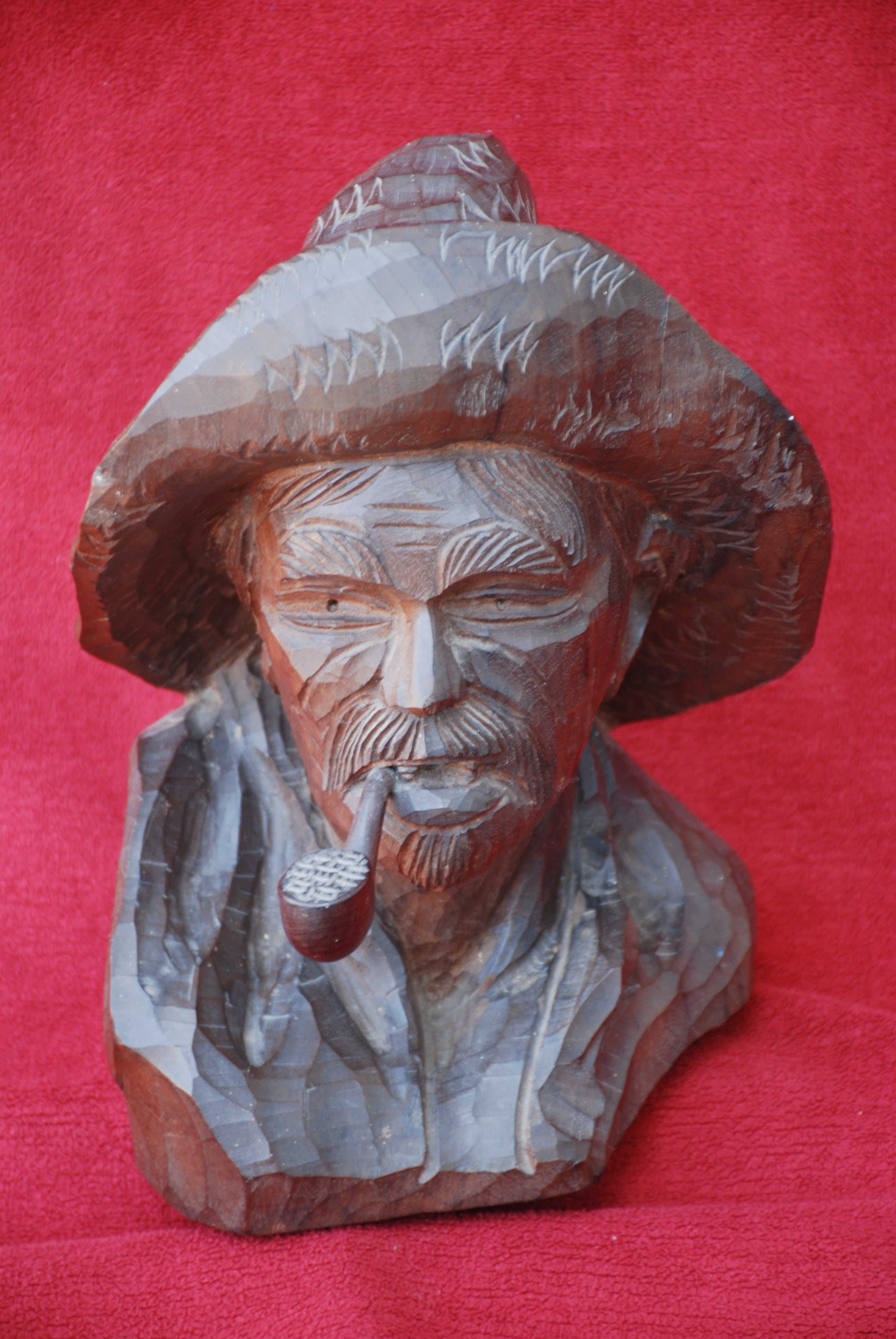 Busto de homem com cachimbo entalhado em madeira nobre . anos 60