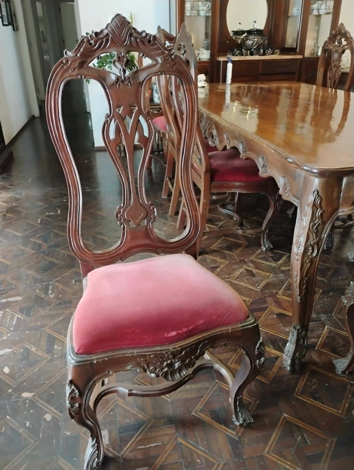 Mesa de jantar clássica em madeira maciça com 8 cadeiras estofadas