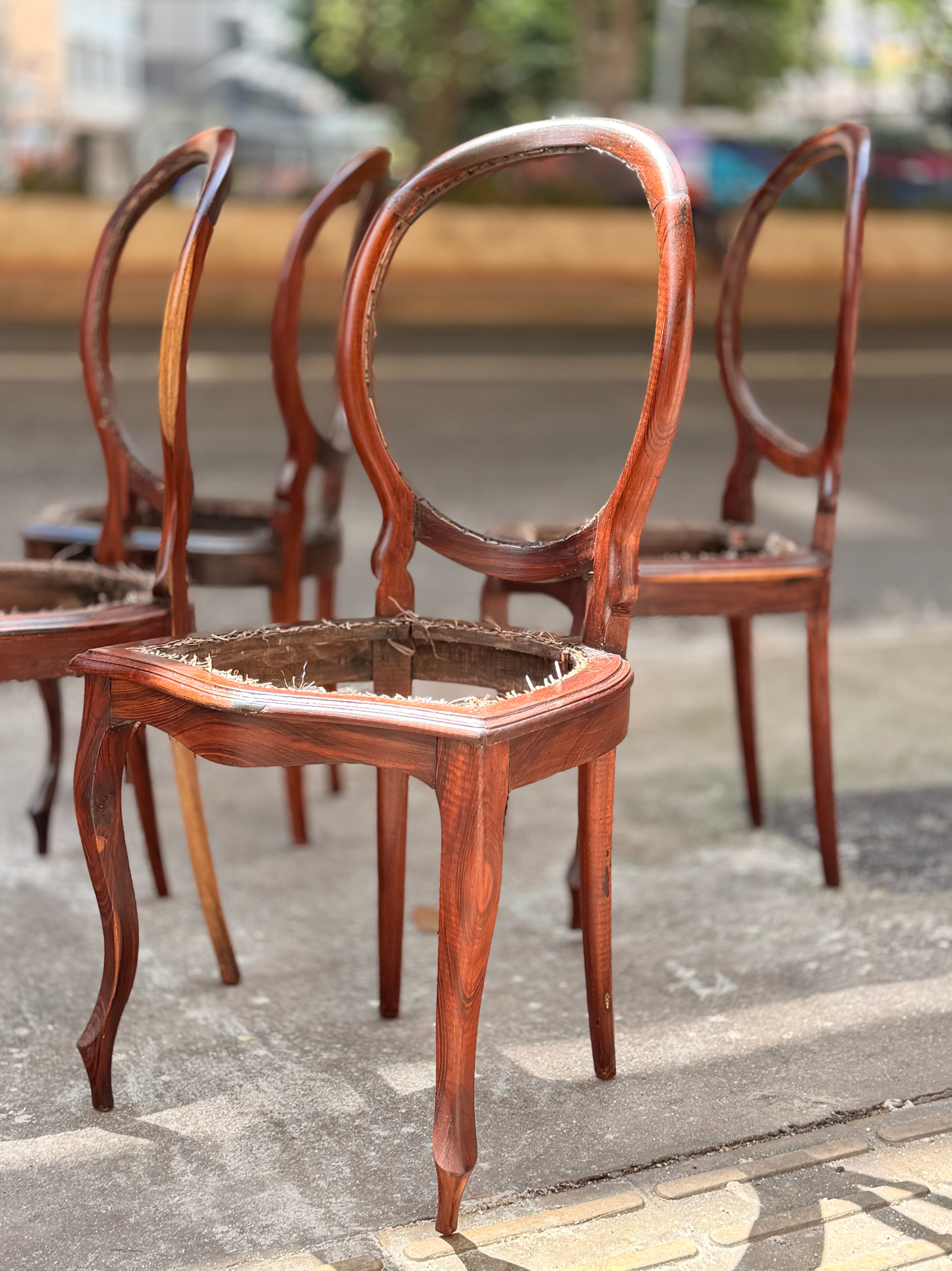 Conjunto de 4 Cadeiras Medalhão em Jacarandá maciço (estrutura restaurada - sem palhinha) 