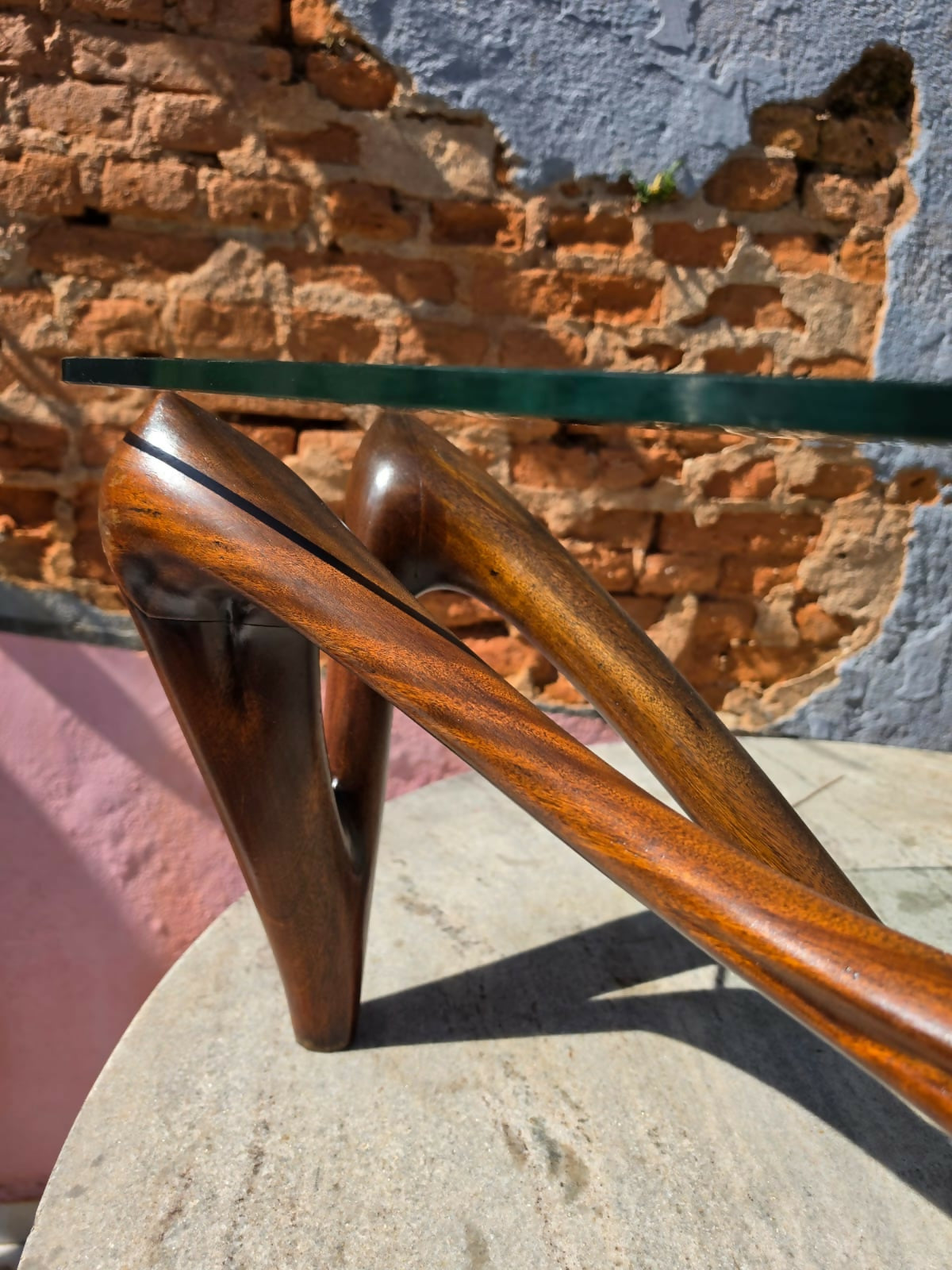 Mesa de centro orgânica anos 50 com base em madeira esculpida e tampo de vidro