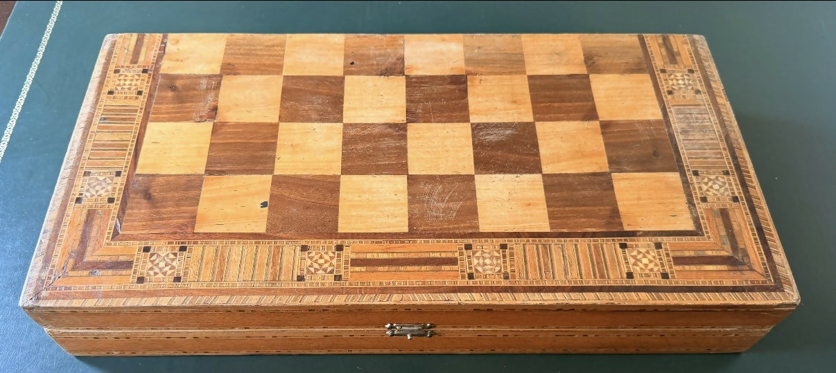 Caixa de xadrez e gamão toda em marchetaria