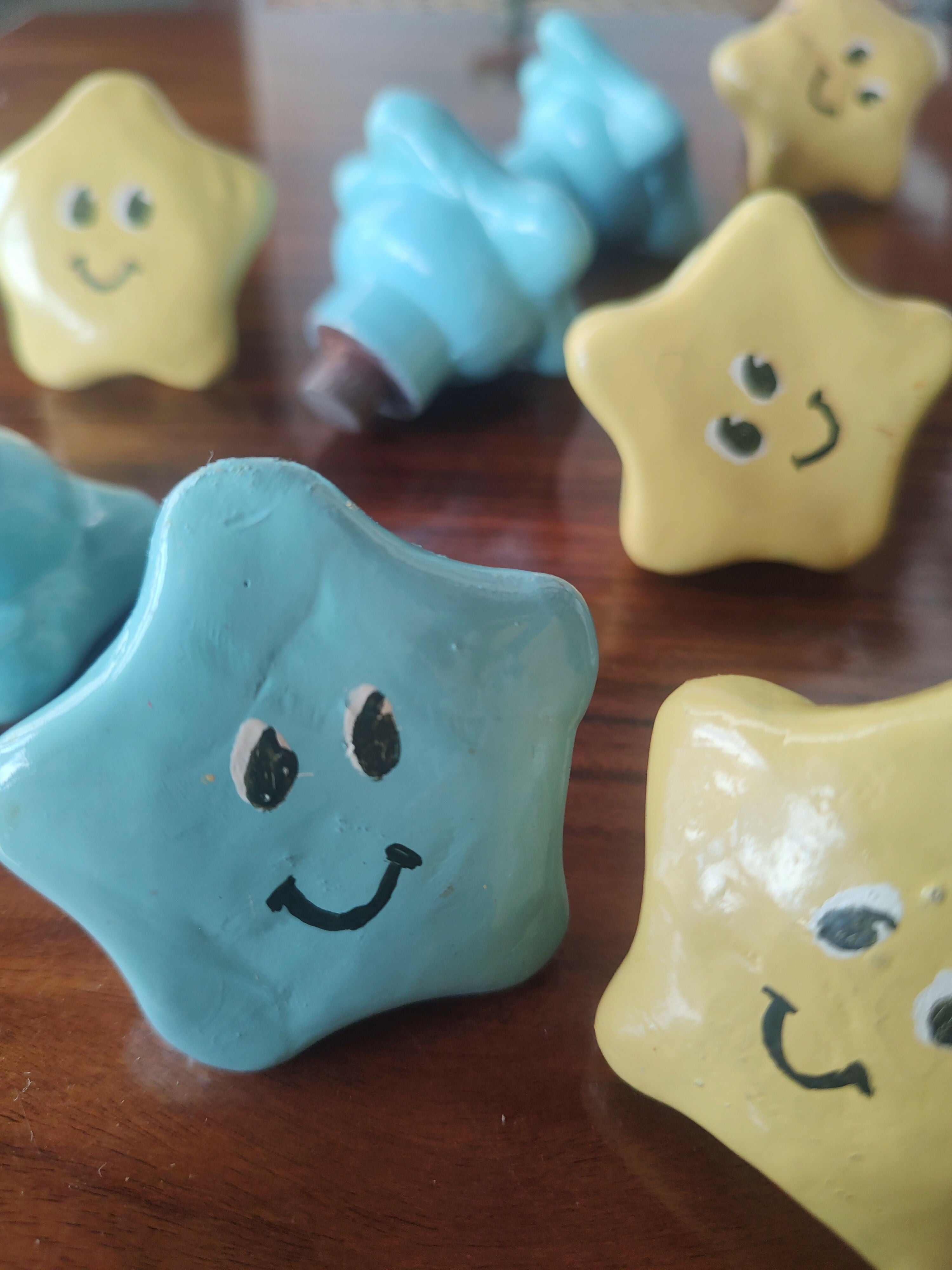 Simpático Conjunto de 8 puxadores de Estrela (azul e amarelo)