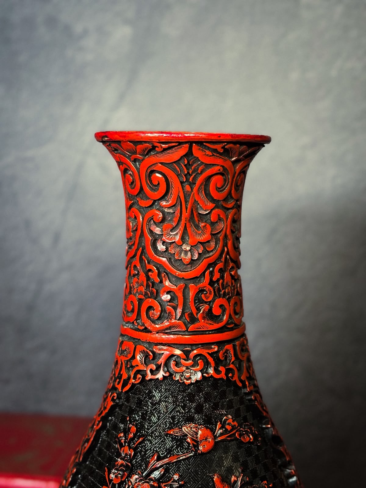 Vaso Chinês em Metal com Acabamento Cinnabar em Vermelho e Preto, Século XX