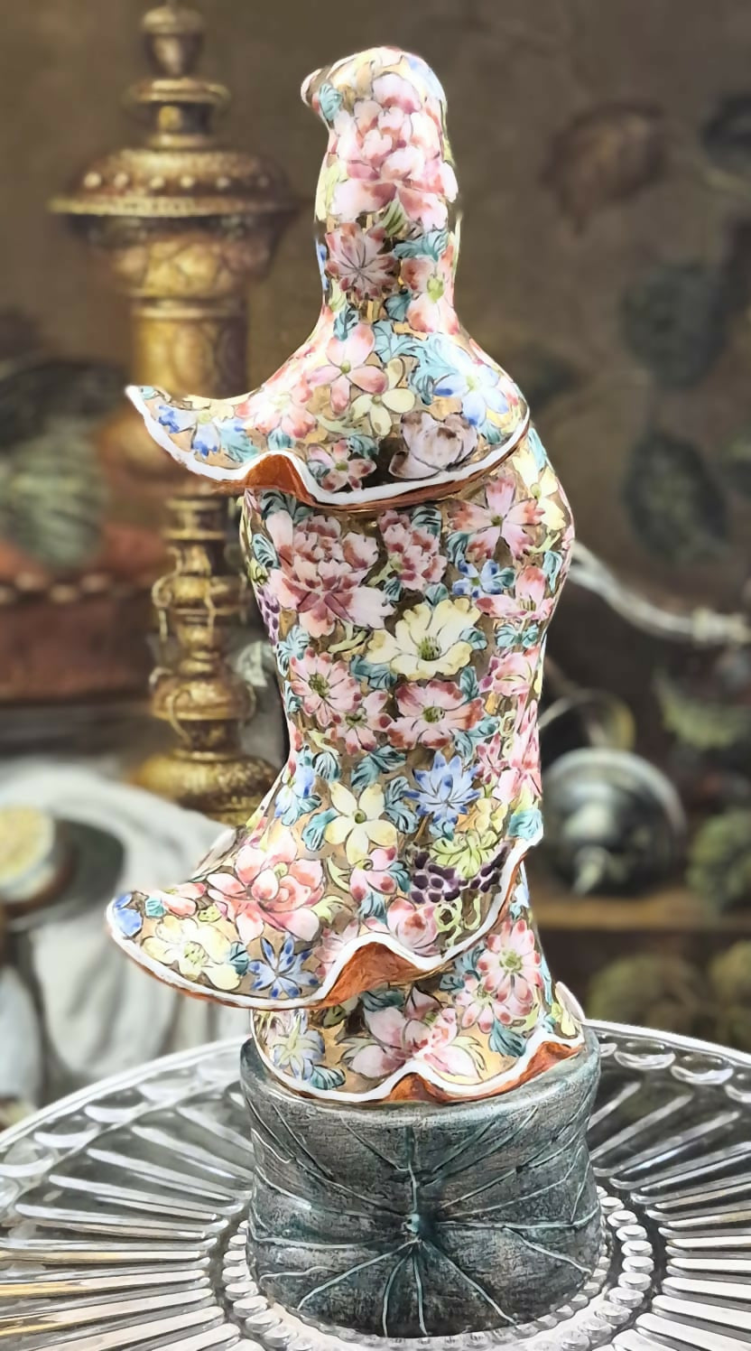 Estatueta da Deusa da Compaixão e Sabedoria Kuan Yin, decorada ao estilo Família Rosa Mille Fleur