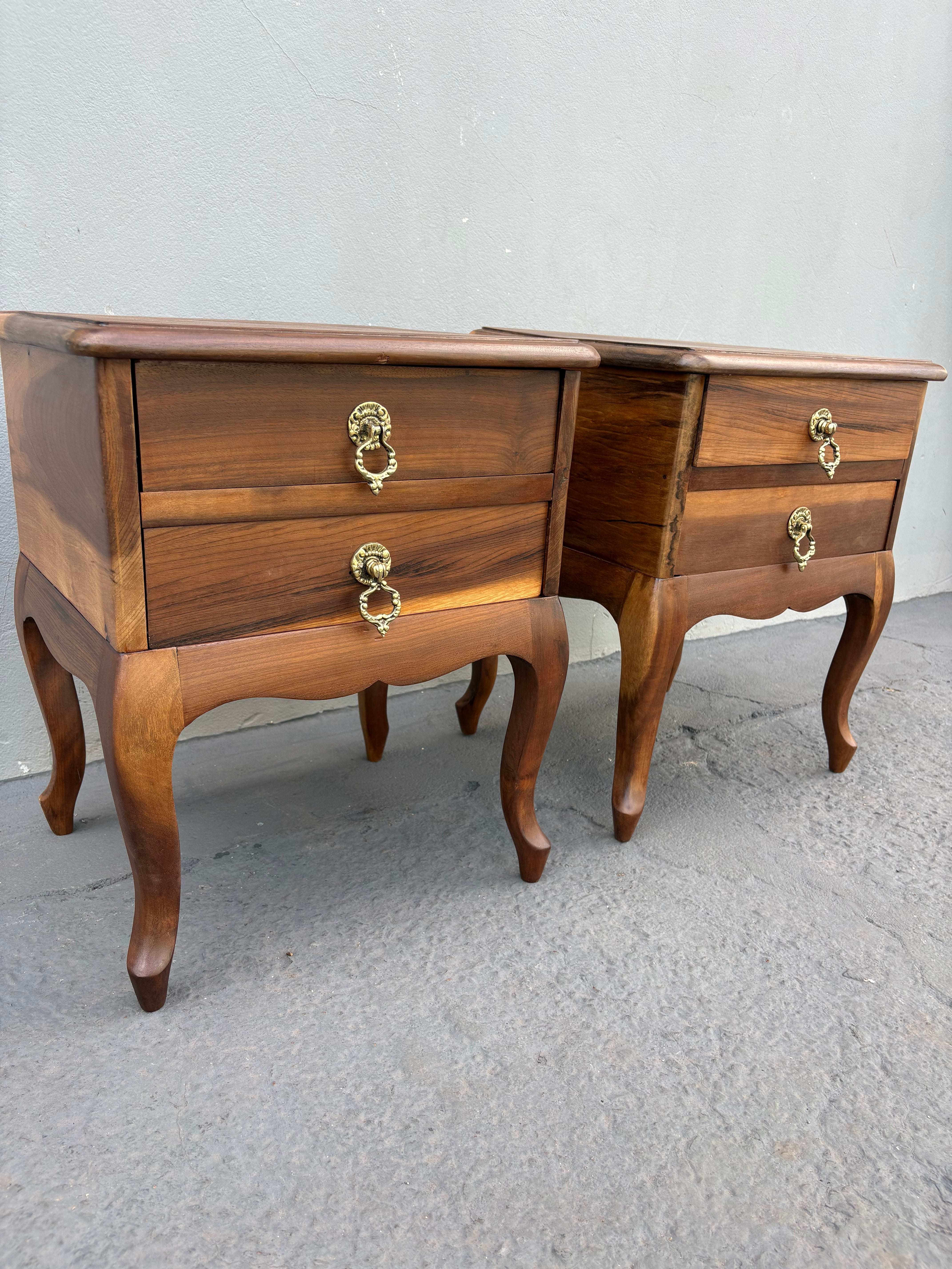 Par de Mesa de Cabeceira Luiz XV - Madeira Imbuia (2 gavetas) 