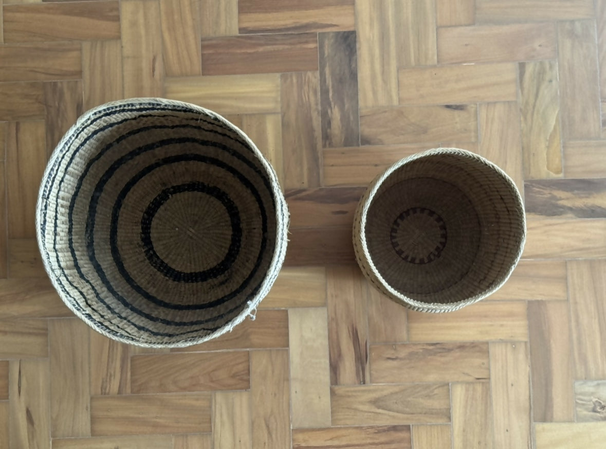 Dupla de cestos artesanais indígenas