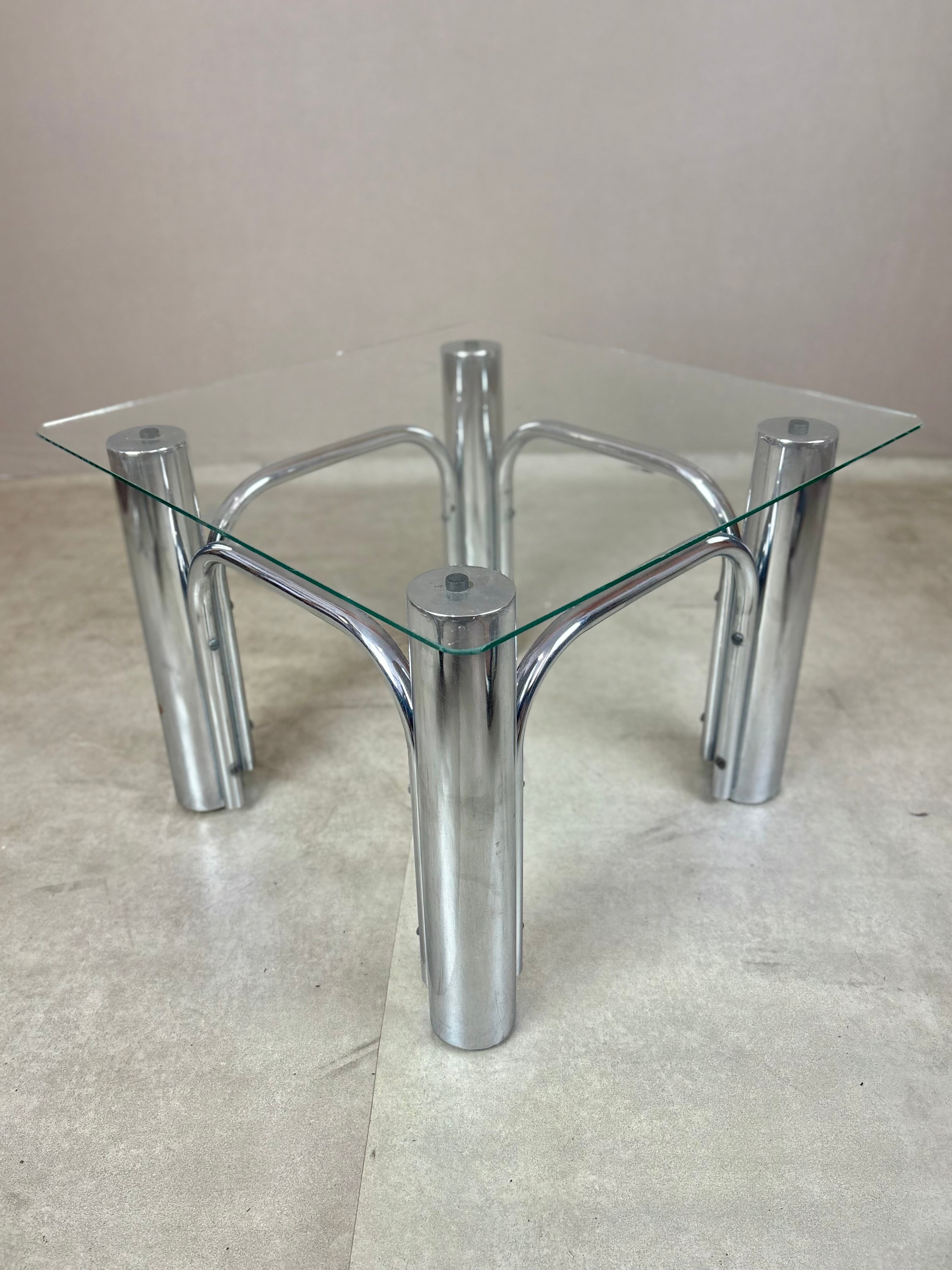 Mesa lateral cromada quadrada com tampo em vidro - anos 70