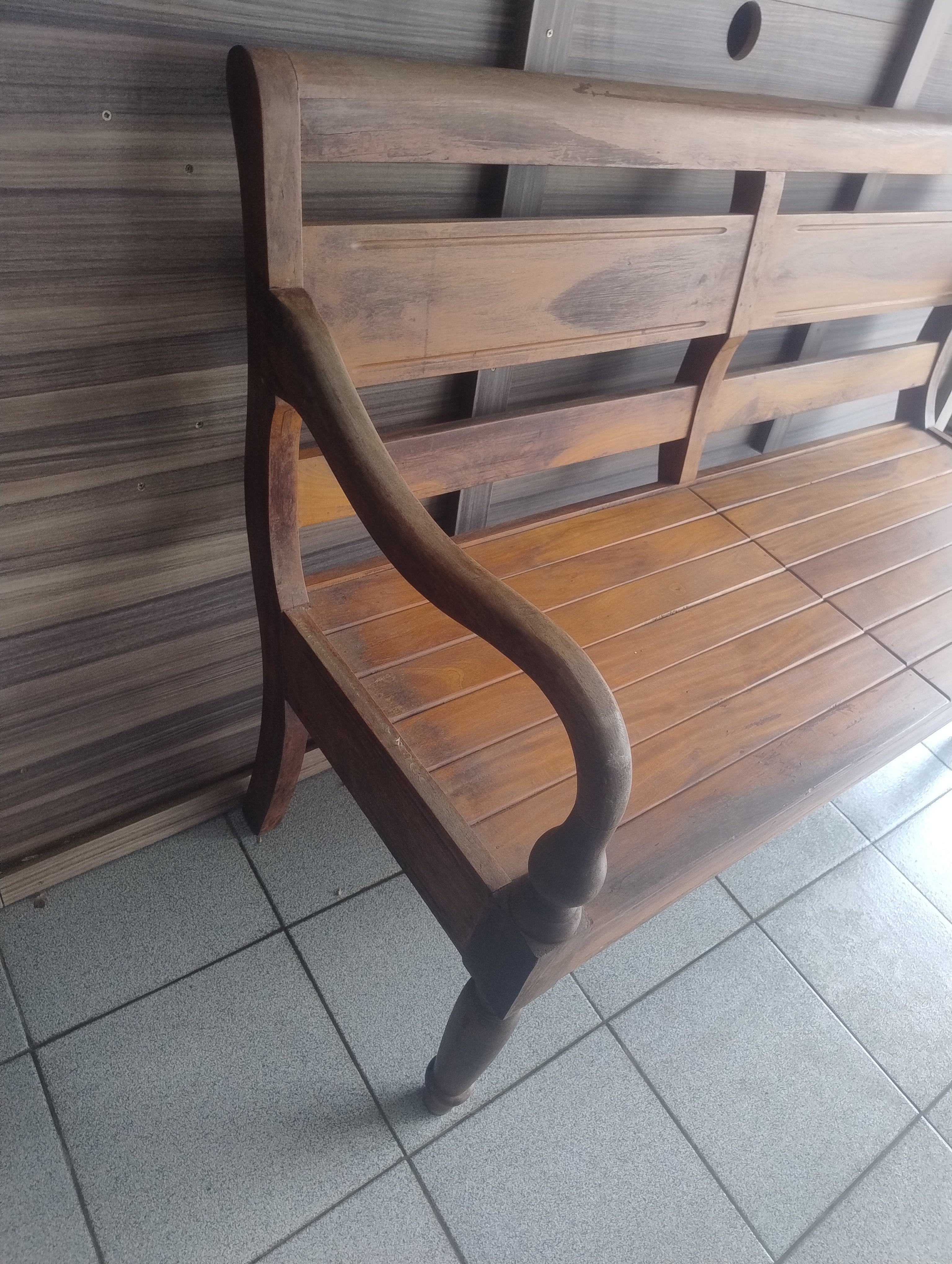 Banco em Madeira Maciça com almofada com motivos botânicos 
