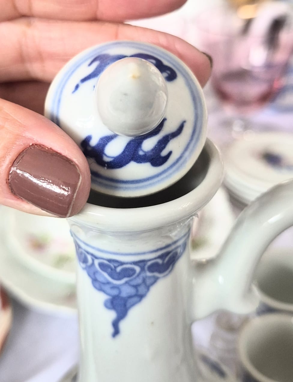 Conjunto para saquê ou vinho em porcelana chinesa Jingdezhen, anos 50, com tradicional decoração azul e branca do dragão Imperial. 9 peças.