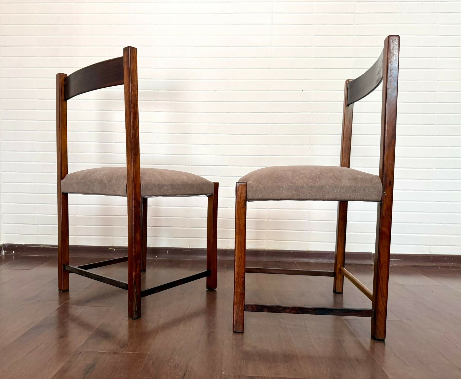 Par de Cadeiras Ernesto Hauner para Mobilínea em jacarandá maciço