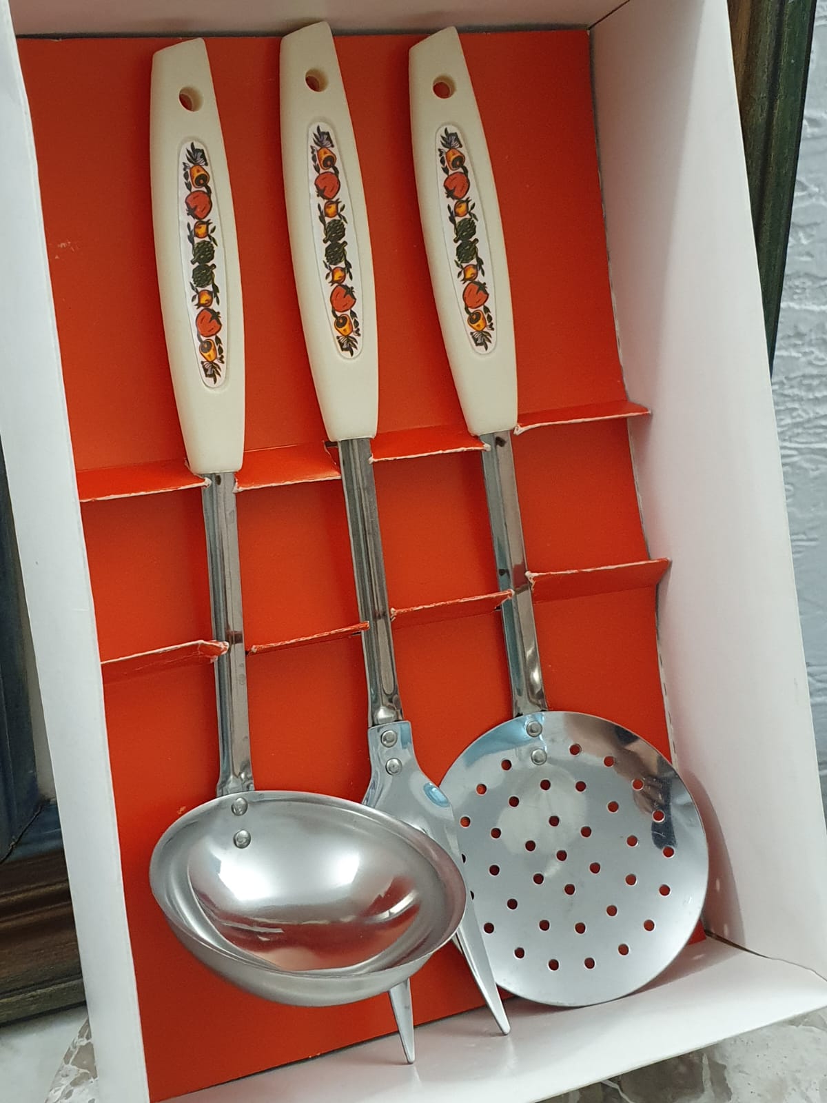 Conjunto vintage de talheres de serviço em inox e cabo plástico estilizado, anos 80, Viel - modelo Casa Alegre. Sem uso, na caixa. Um barato!