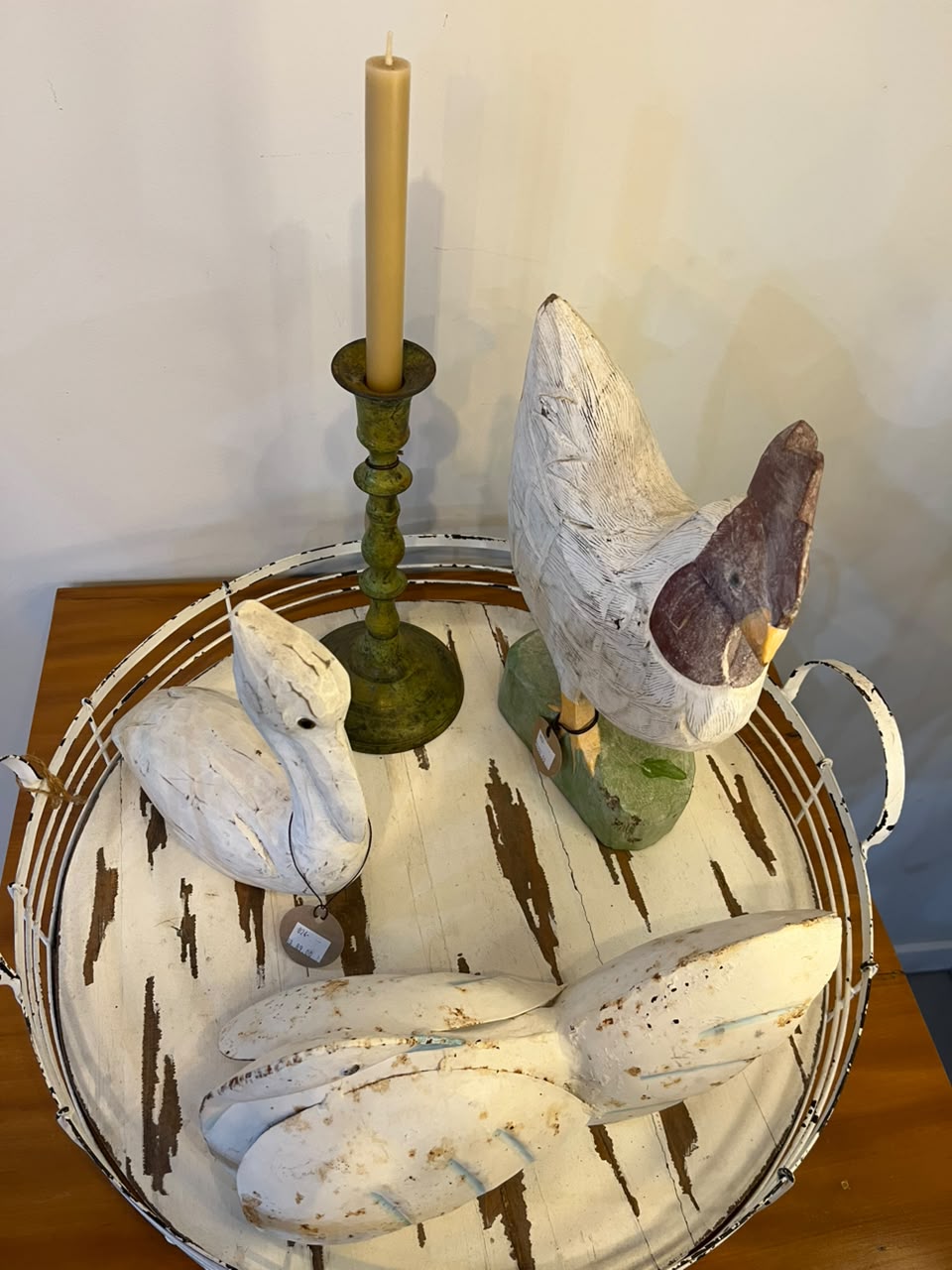 Conjunto decorativo rústico com bandeja, aves e castiçal