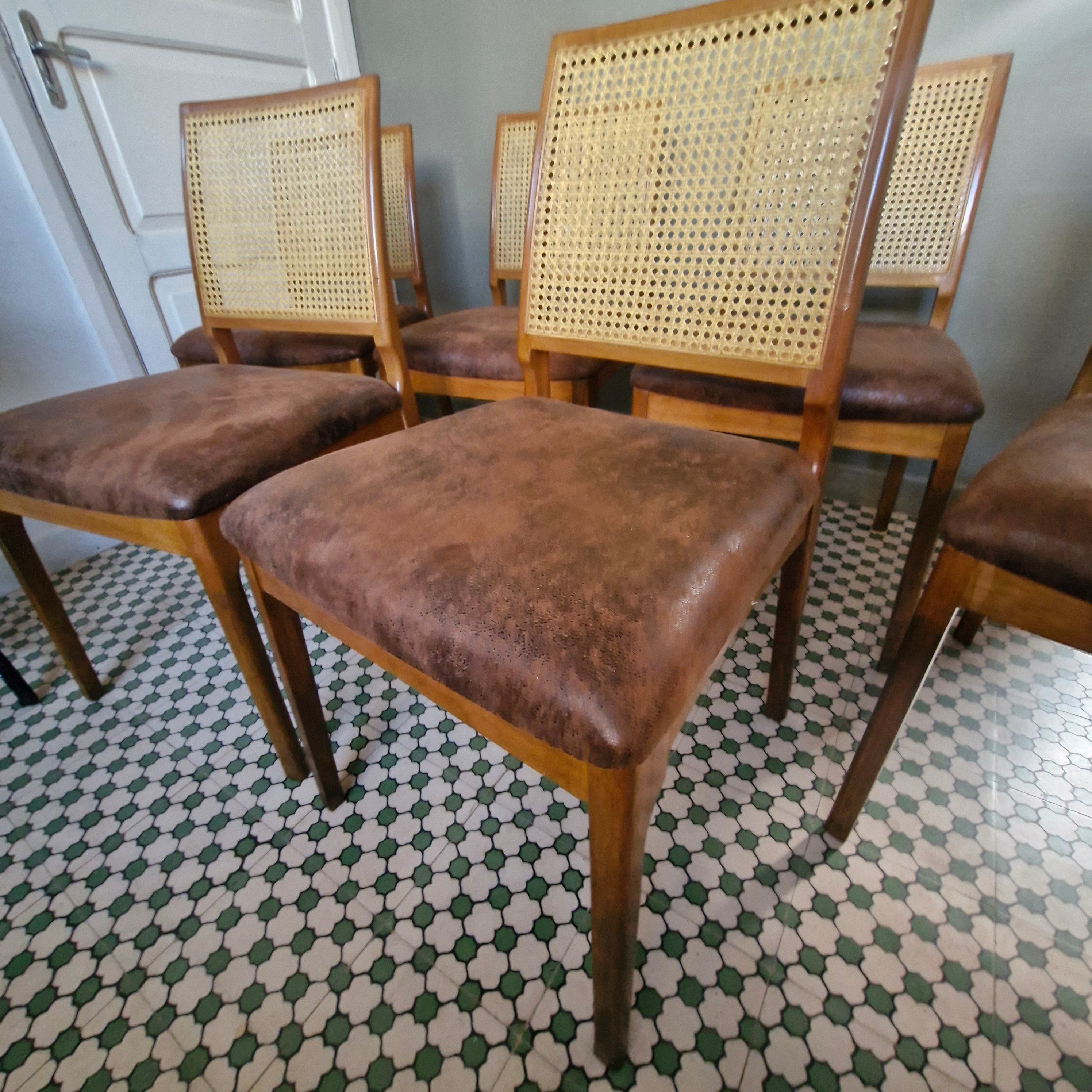 Conjunto com 6 Cadeiras restauradas com estofado marrom e encosto em palhinha 