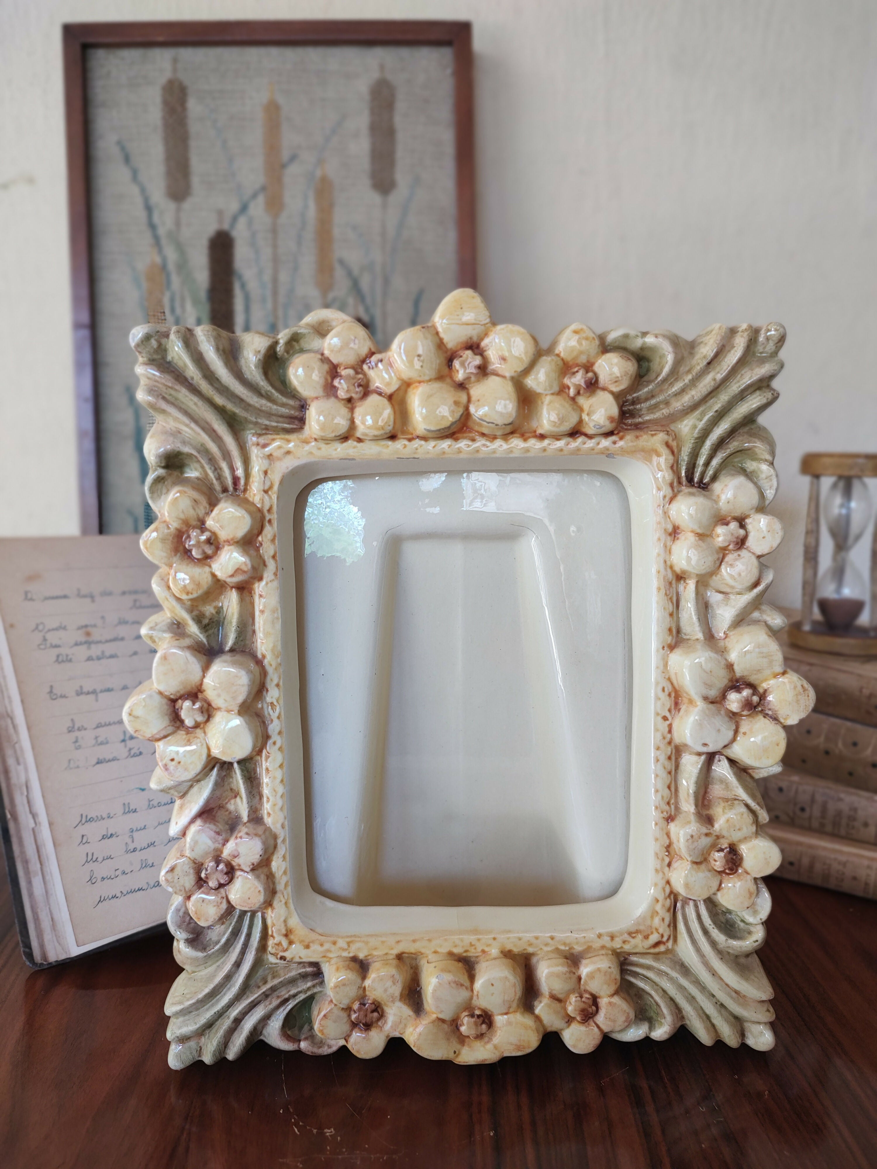 Maravilhoso e Raro Porta retrato Weiss florido em faiança (23cm x 26cm)