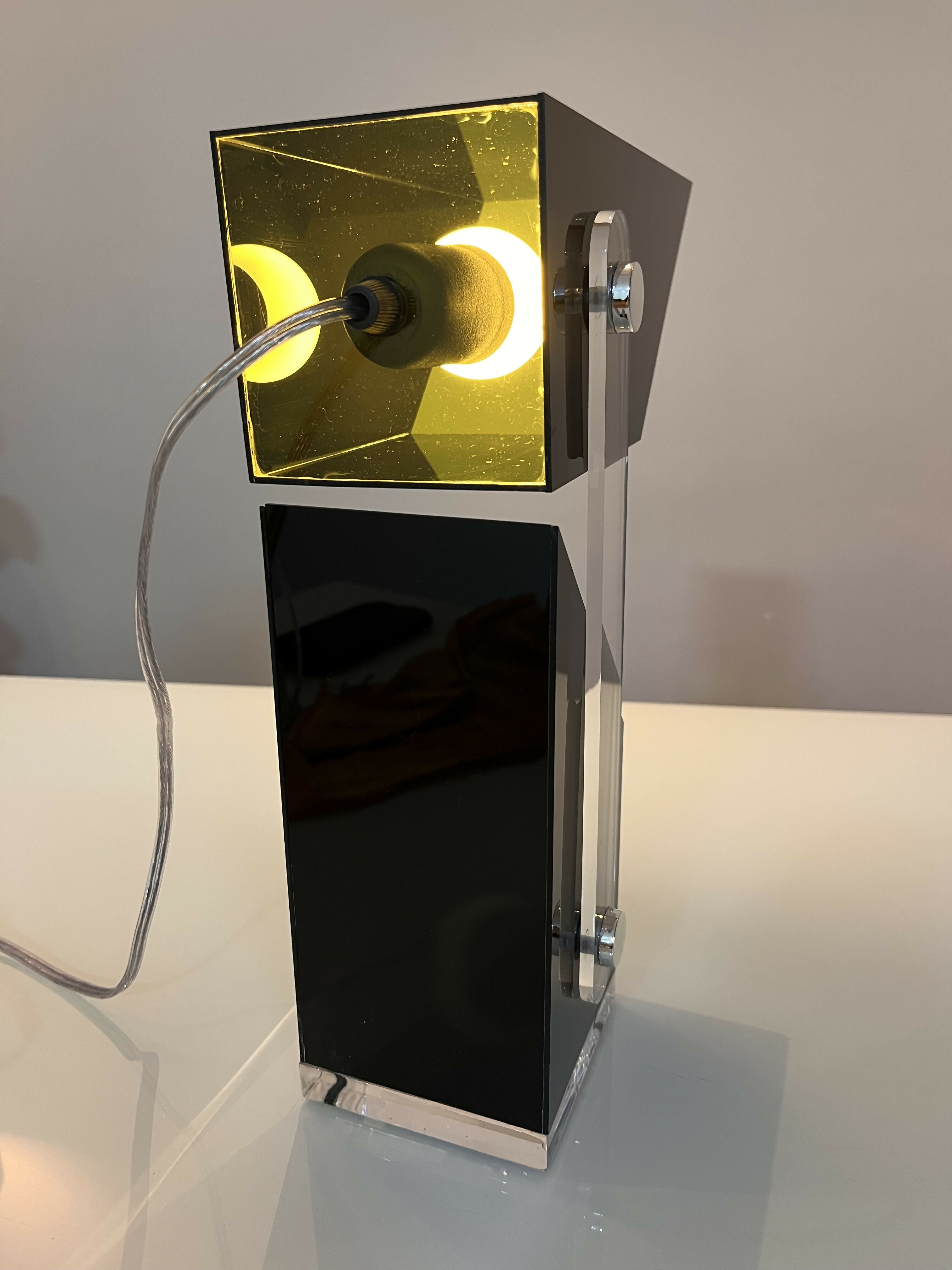 Luminária de mesa 100% em acrílico