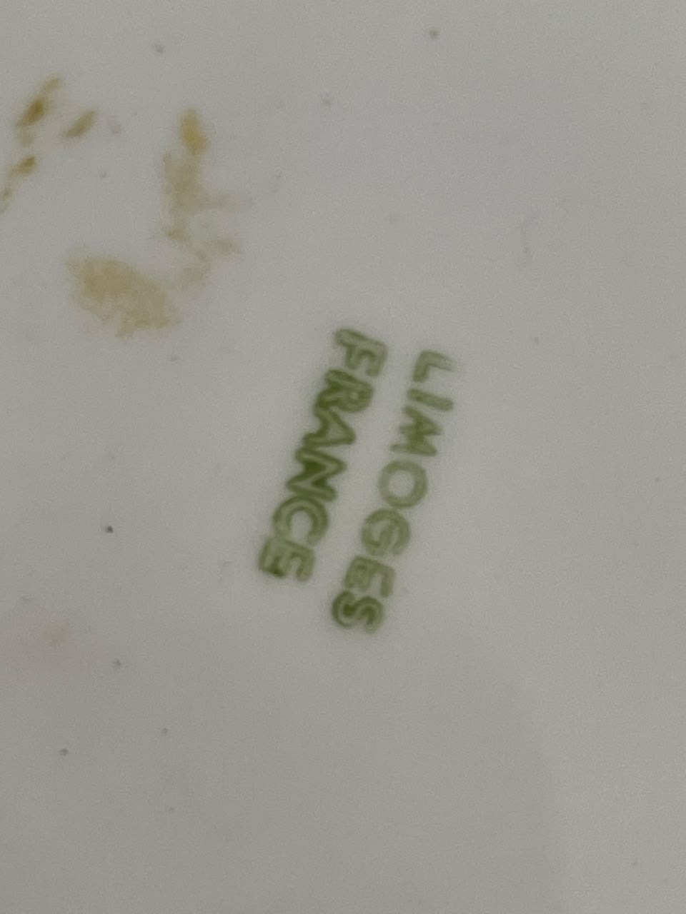 Grandiosa travessa em porcelana francesa de Limoges com cena galante em fundo rosa