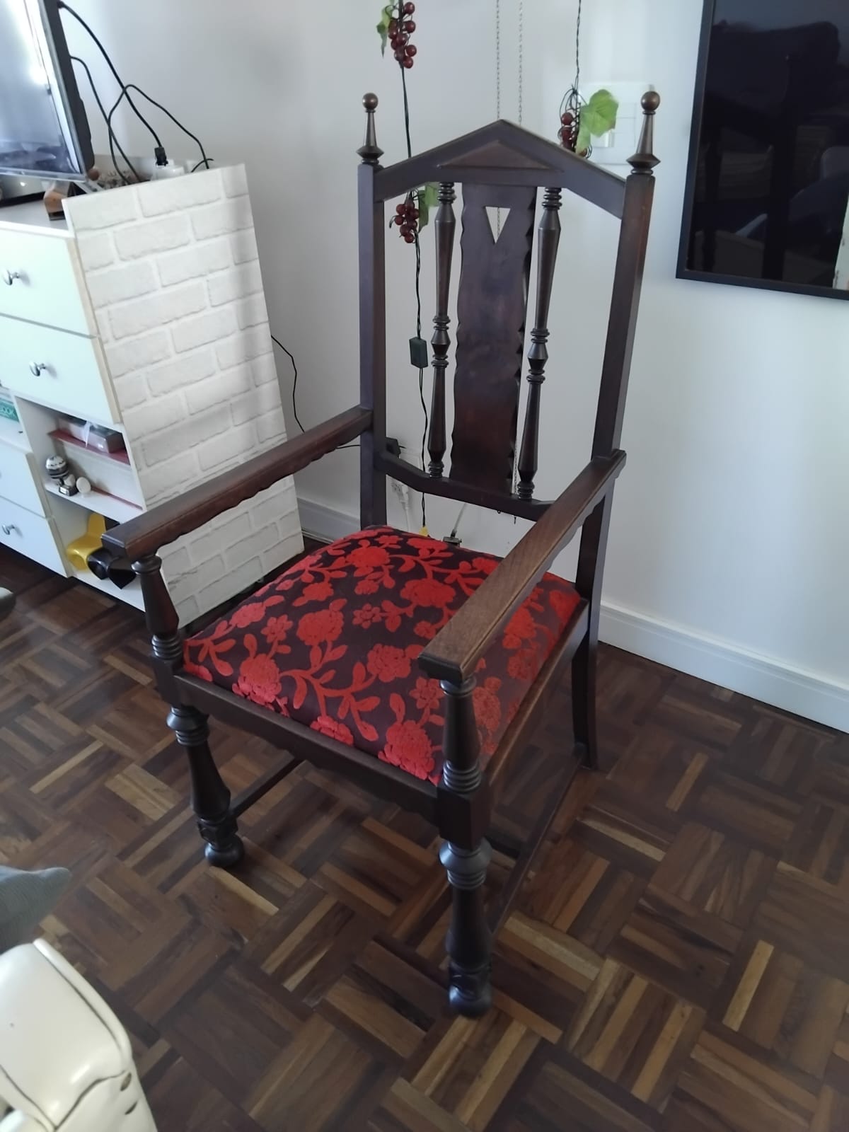  Cadeira De Braço Antiga Estilo Colonial Madeira Maciça com estofado vermelho floral 