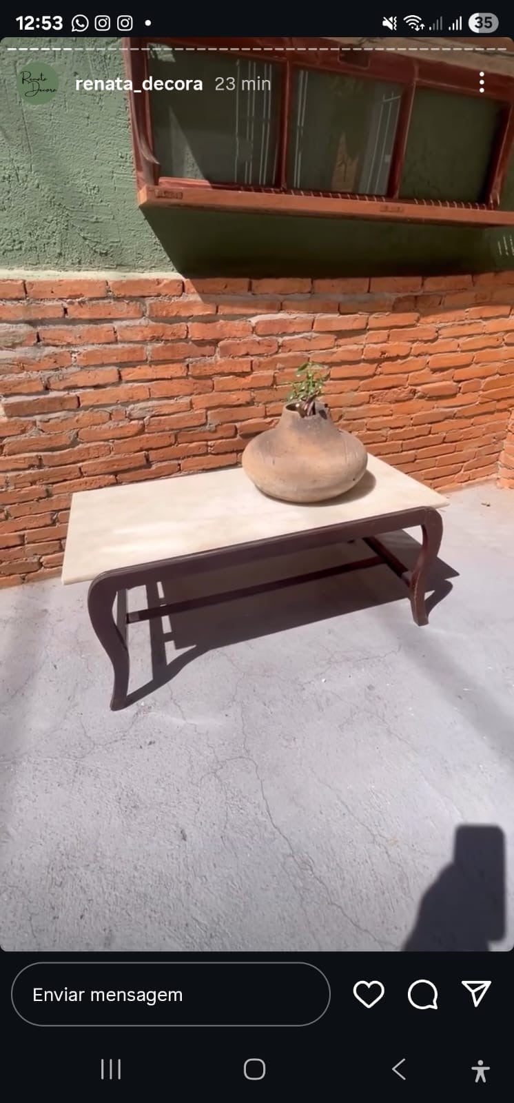 Mesa de centro retangular, tampo de mármore , pés em madeira