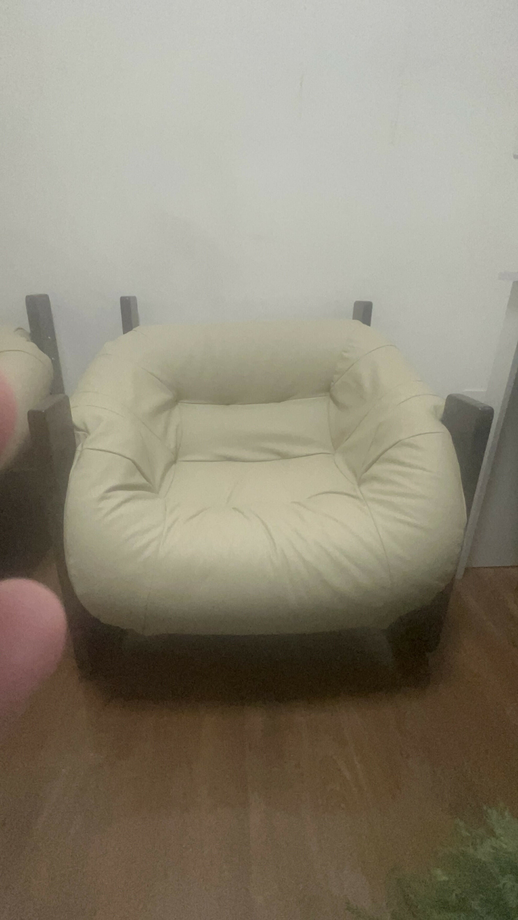 Par de Poltronas MP 97 em couro off white