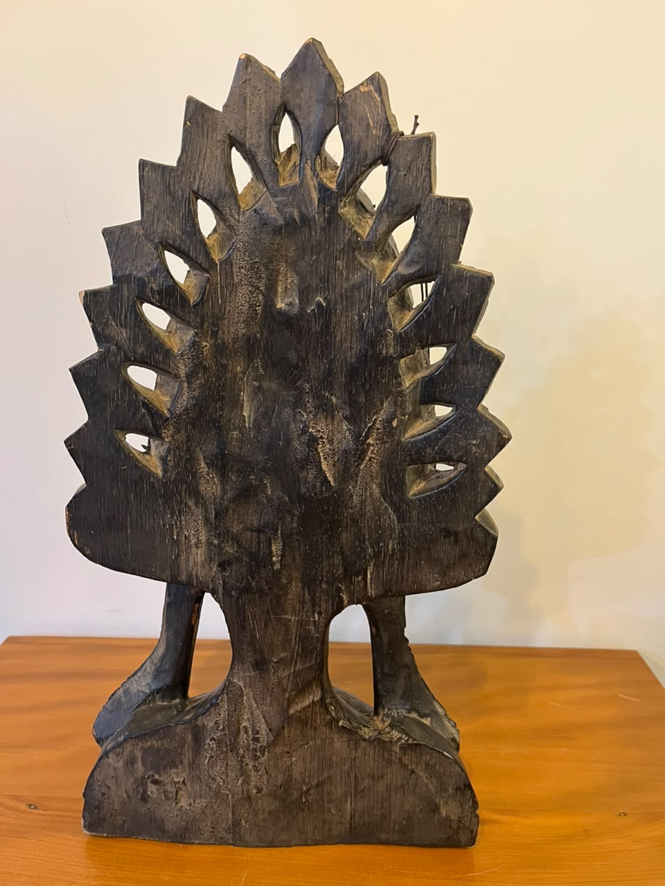 Escultura decorativa em madeira entalhada — indígena com cocar — 42 cm
