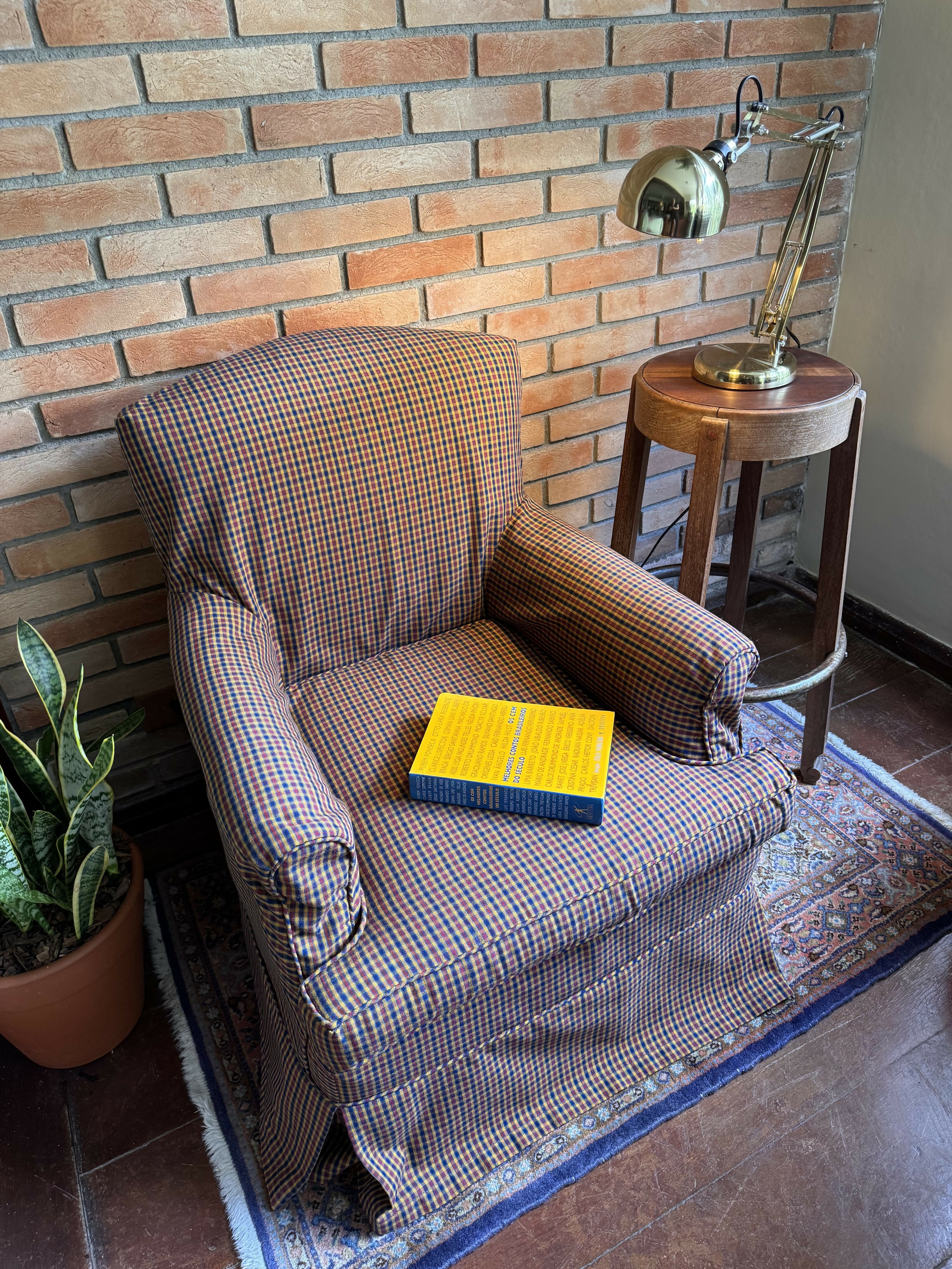 Linda poltrona anos 60 com capa em tecido nobre xadrez