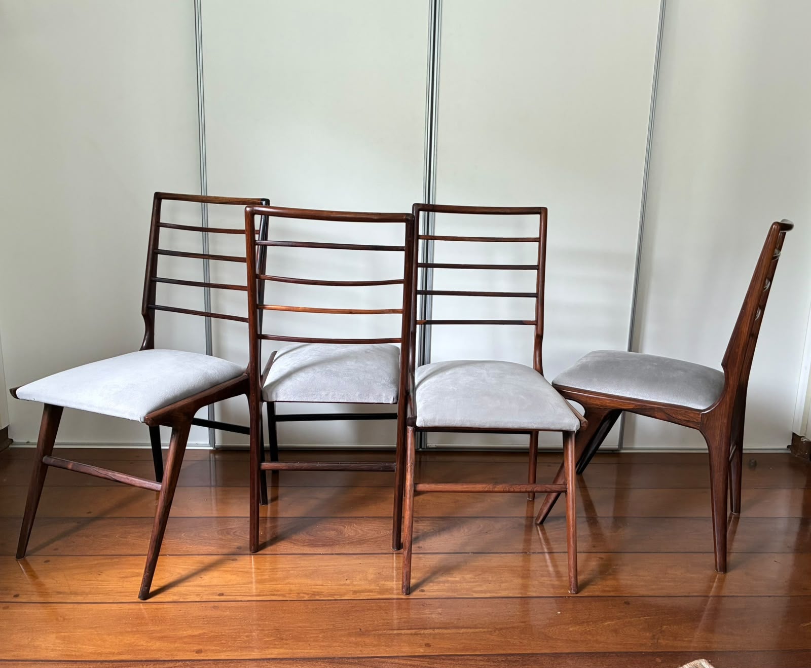 Quarteto Cadeiras de época em estofado claro, em perfeito estado