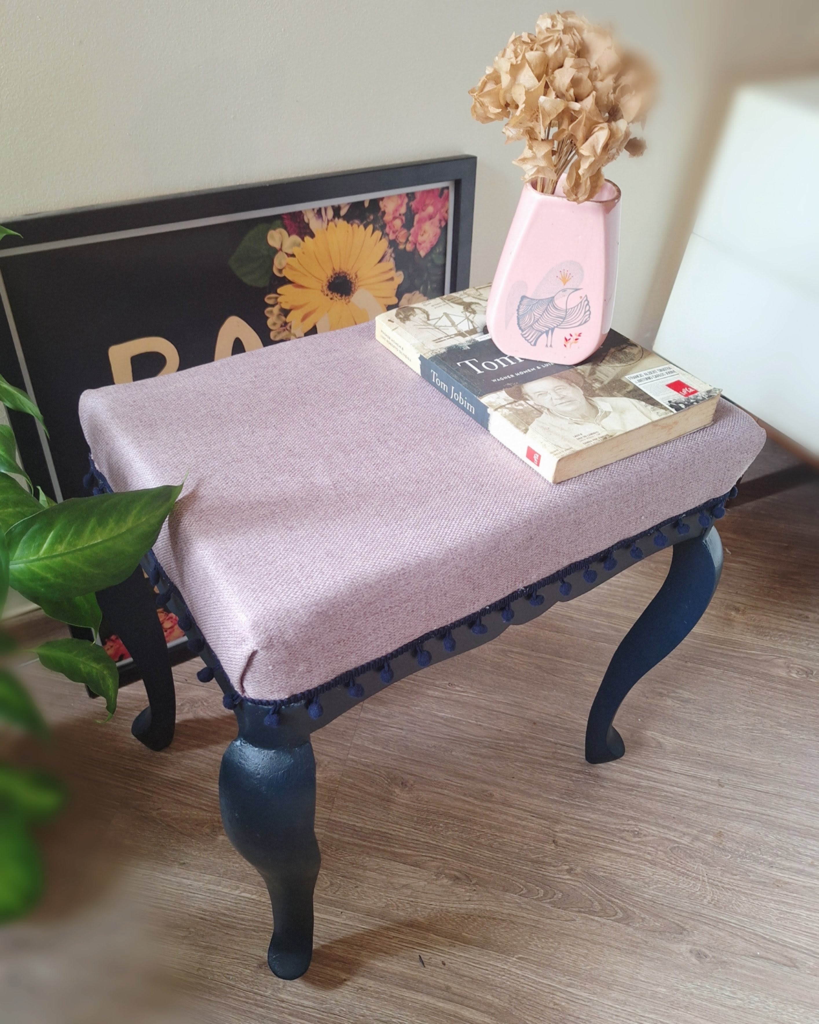 Banqueta anos 50 com estofado Rosa antigo e detalhes em azul profundo 