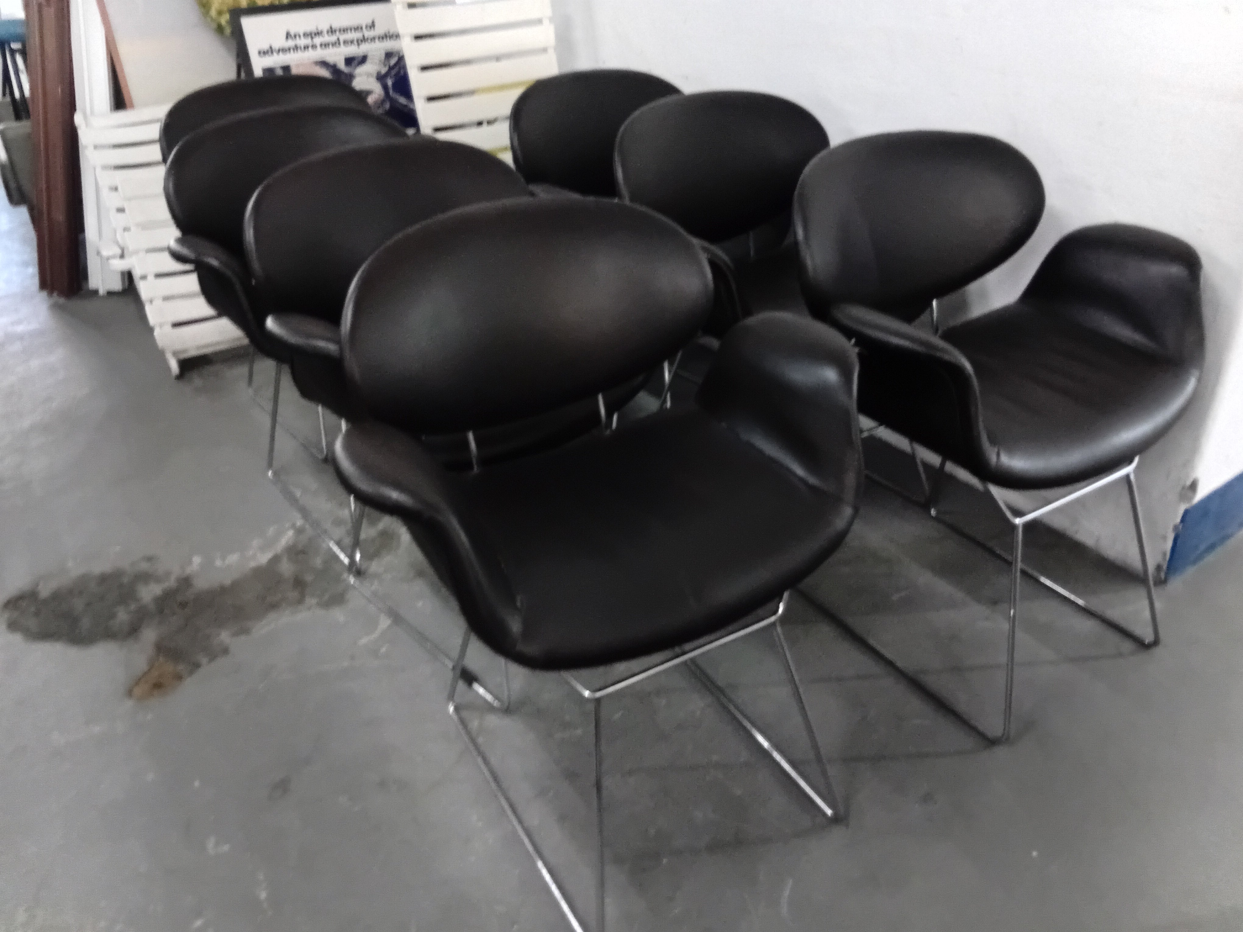 12 Cadeiras Cromadas com encosto arredondado e estofado preto 