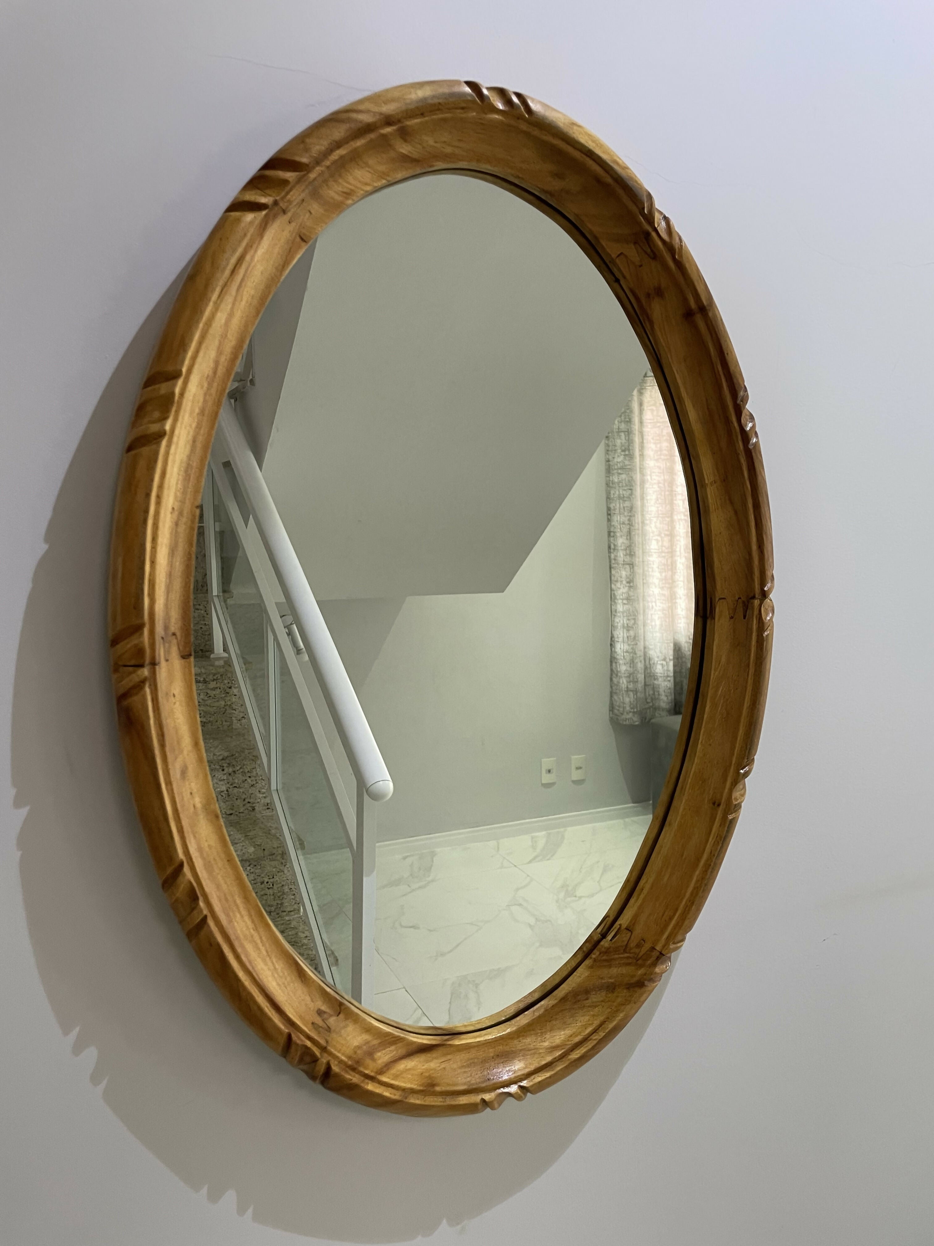 Espelho com moldura em madeira