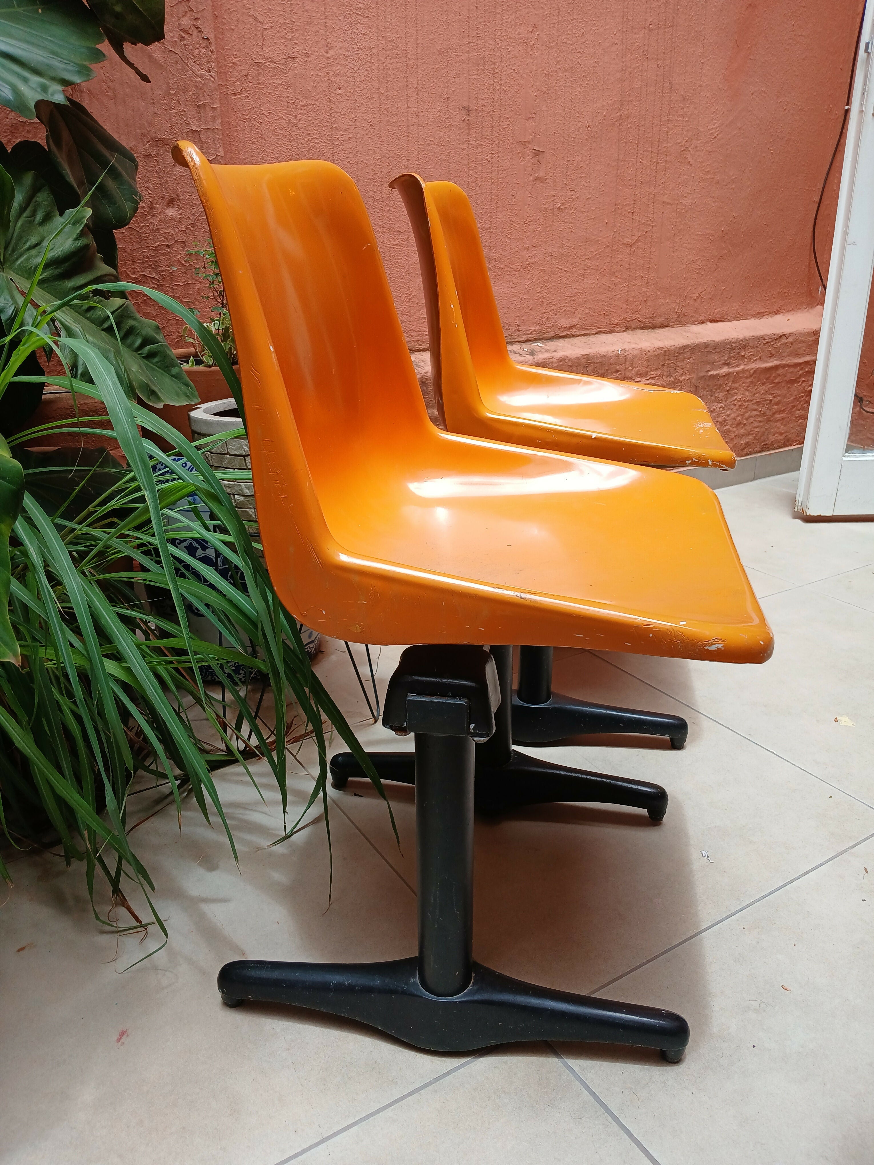 Par de cadeiras retrô laranja