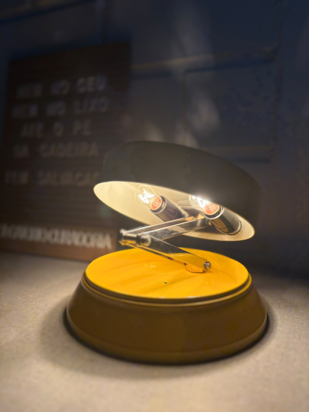 Luminária de mesa redonda retrátil anos 70 Space Age