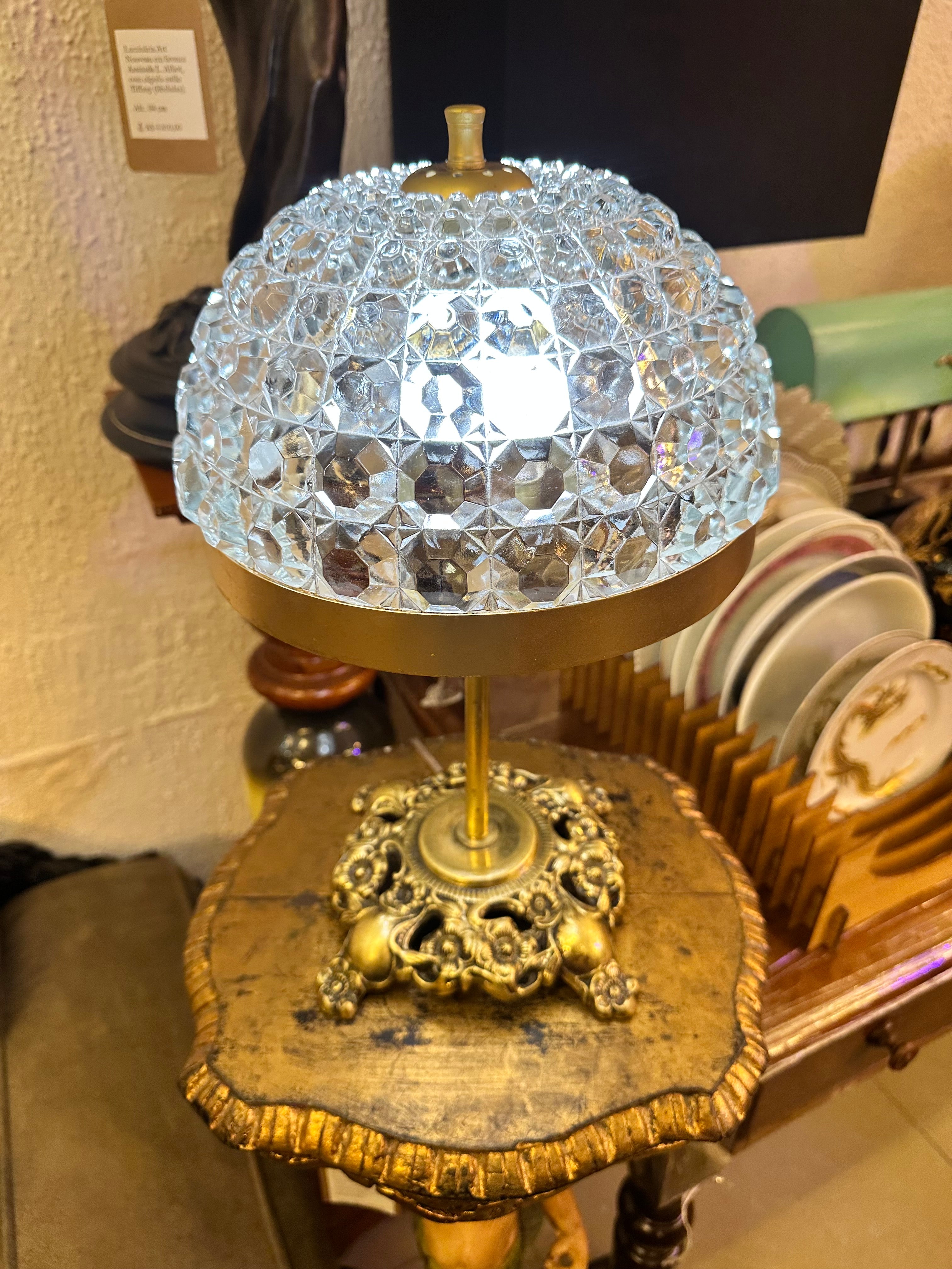 ABAJUR VINTAGE EM BRONZE DOURADO E CÚPULA ARREDONDADA EM CRISTAL LAPIDADO