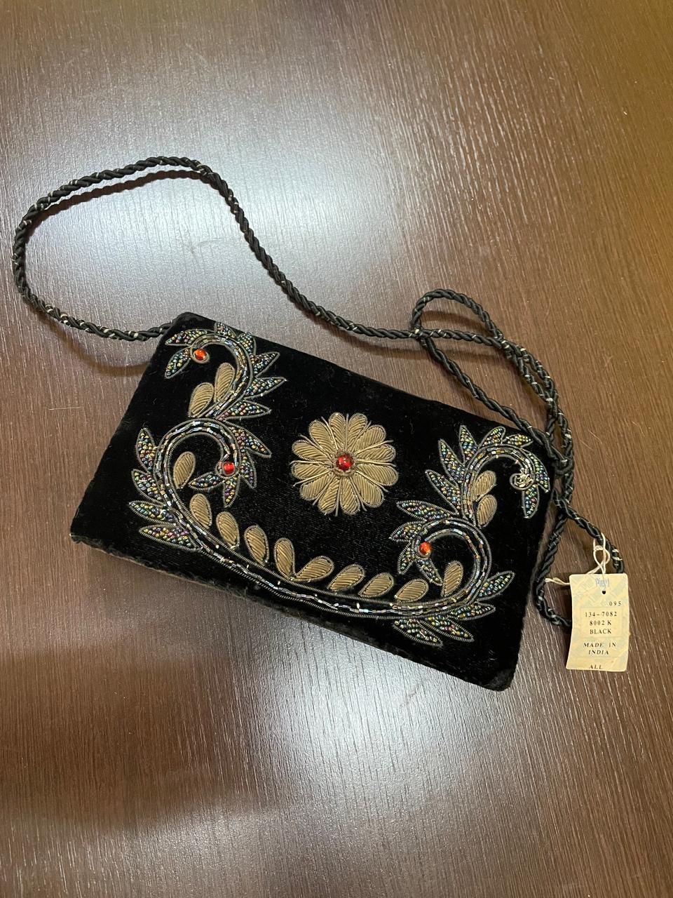 Bolsa cluch indiana VINTAGE, veludo preta, bordado Handmades